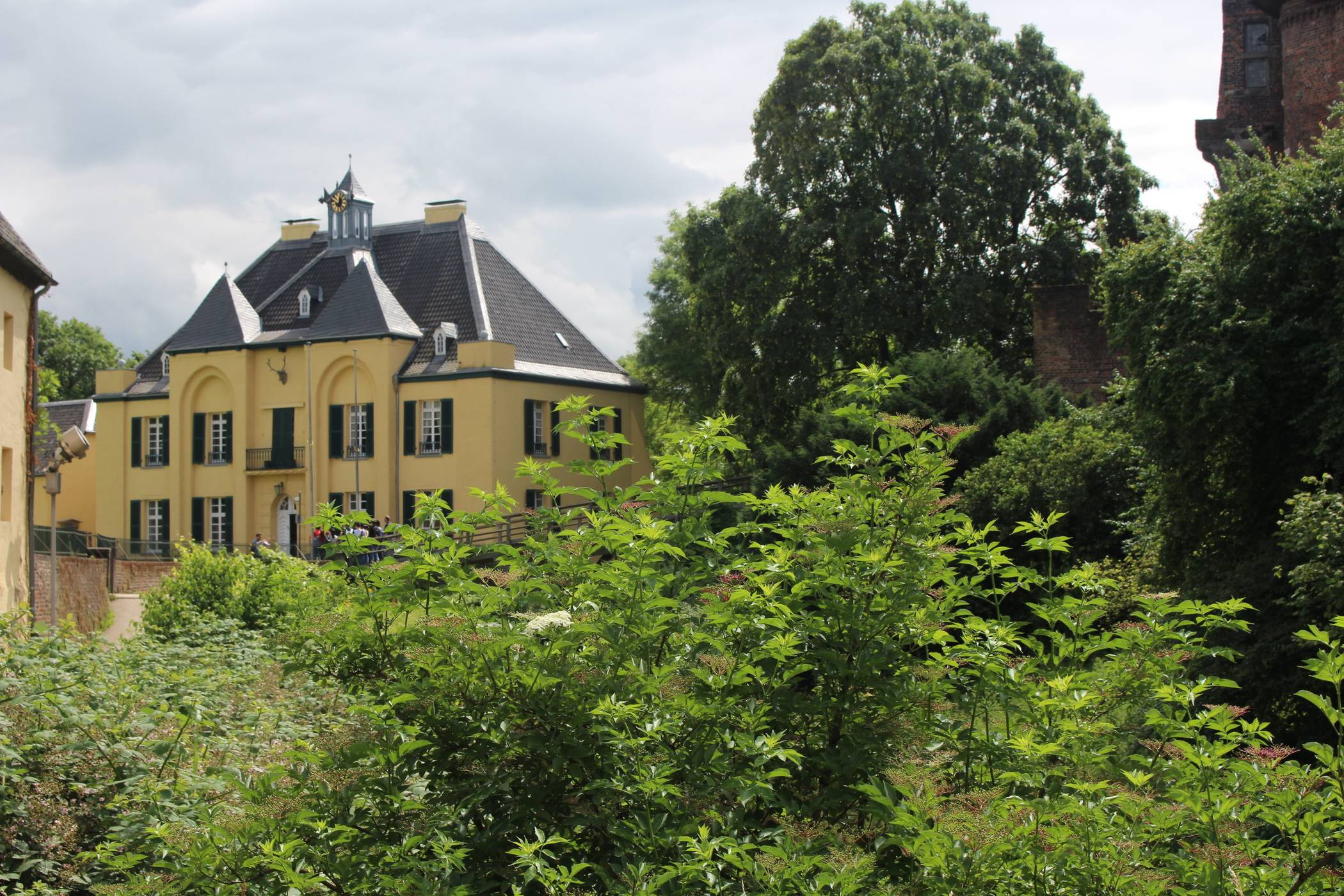 Märchenhafte Kulisse: Die Vorburg in Linn, umsäumt von historischen Gebäude und viel Natur, gibt den Rahmen ab für ein neues und ungewöhnliches Festival, das Politik und Unterhaltung vereint.