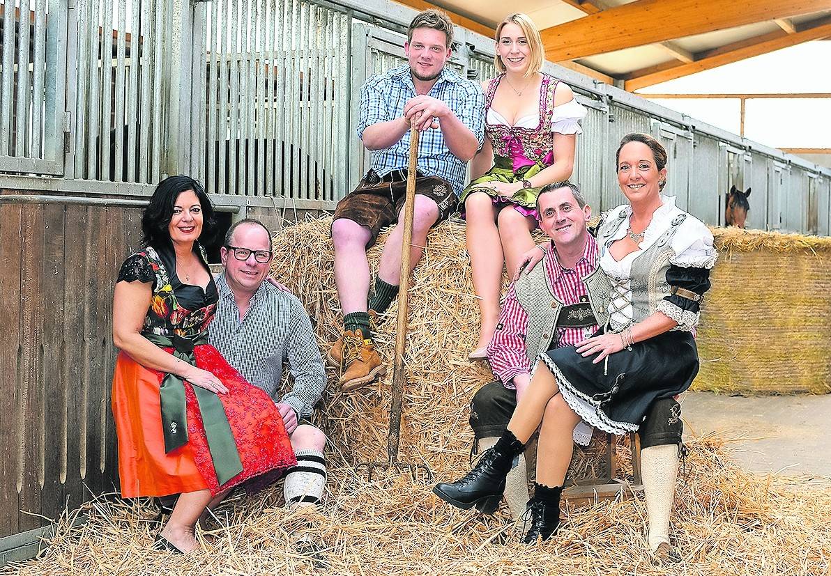 Zünftig und ideenreich: Bezirkskönig Frederik Huberty mit Königin Antonia Hüpkes (oben auf) sowie die Ministerpaare Bernhard Uebel mit Sonja Scharpenberg (links) und Edi Tusch mit Daniela Tusch (rechts).