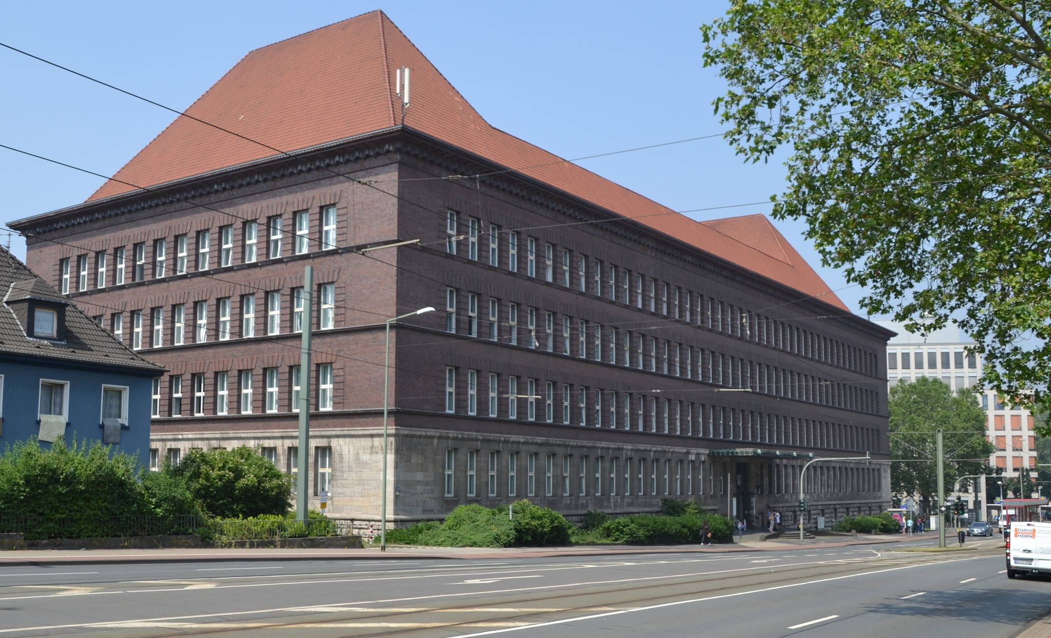 Unverändert stand das Tausendfensterhaus heute Mittag an seinem Platz in der Sonne. 