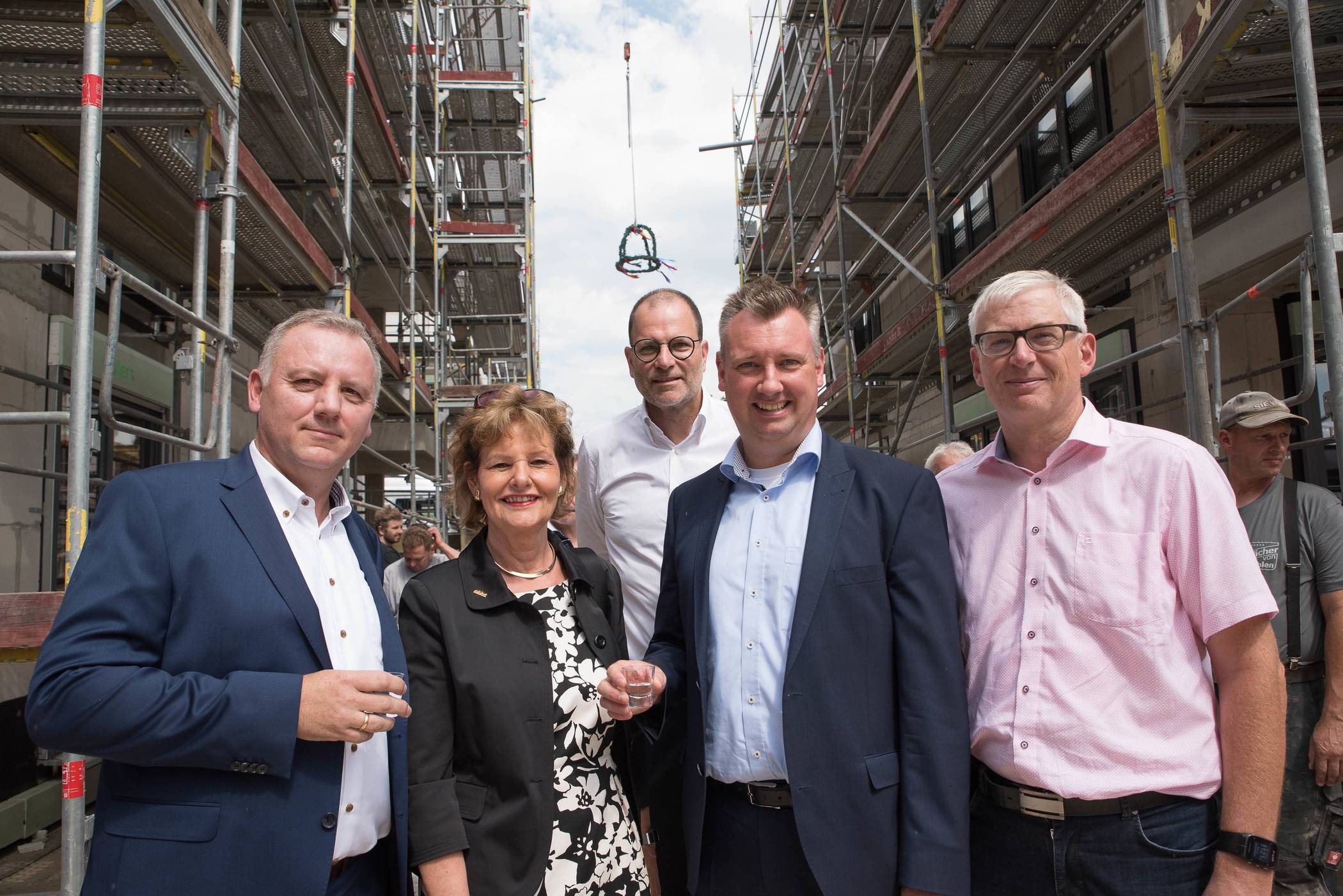   Die Verantwortlichen der Bauherren gemeinsam mit Bürgermeisterin Angelika Mielke-Westerlage und dem Technischen Beigeordneten der Stadt Meerbusch, Michael Assenmacher (r.). 