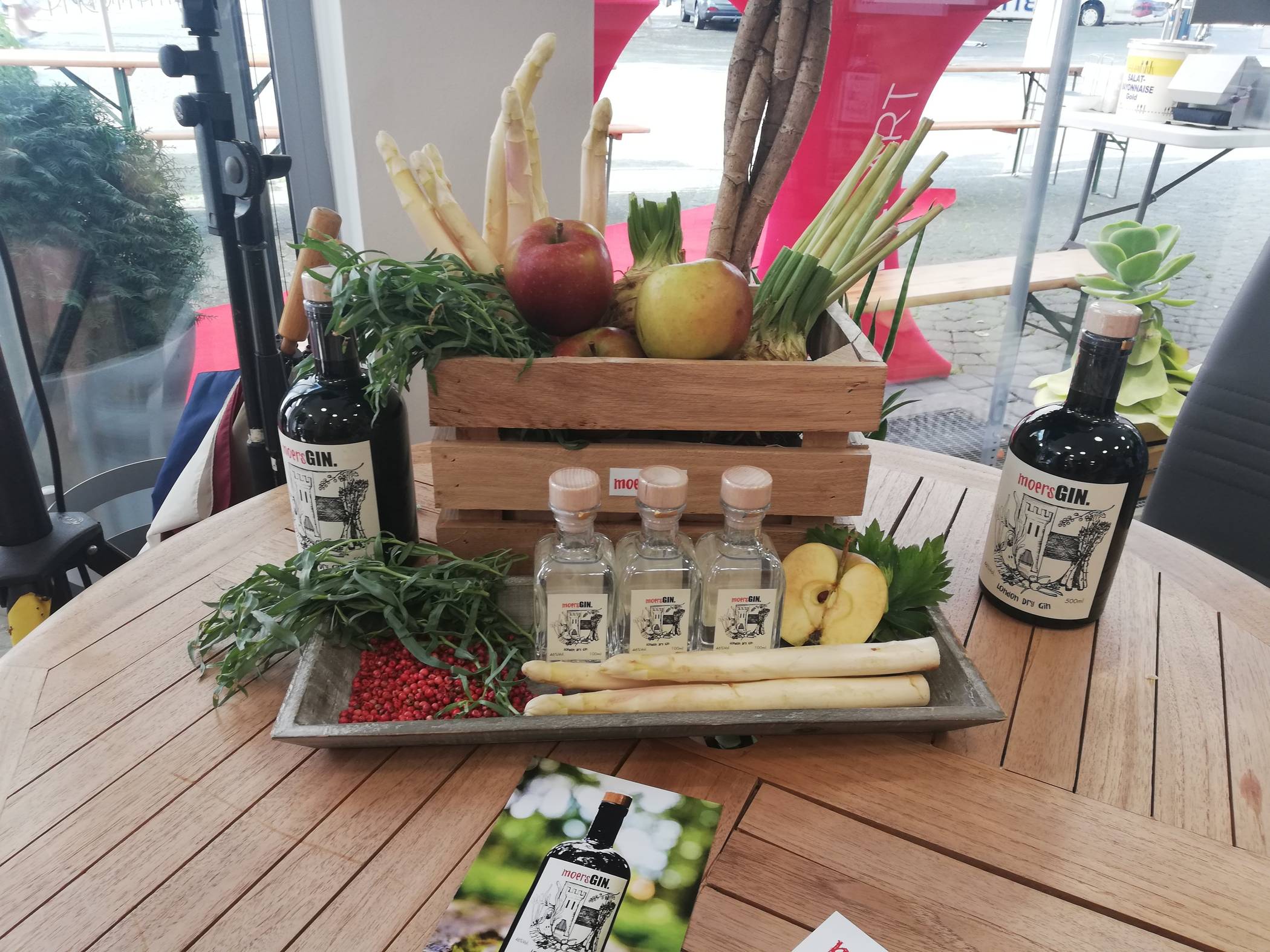 Erlesene Zutaten und natürlich der Spargel vom Niederrhein geben dem moersGin seine ganz besondere Note.