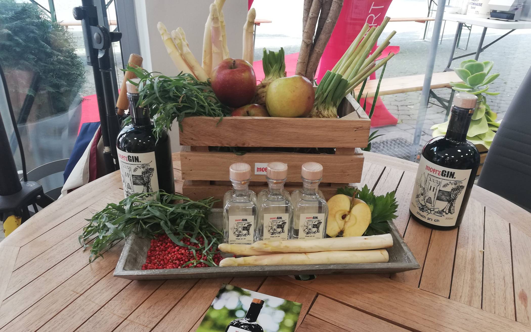 Erlesene Zutaten und natürlich der Spargel vom Niederrhein geben dem moersGin seine ganz besondere Note.