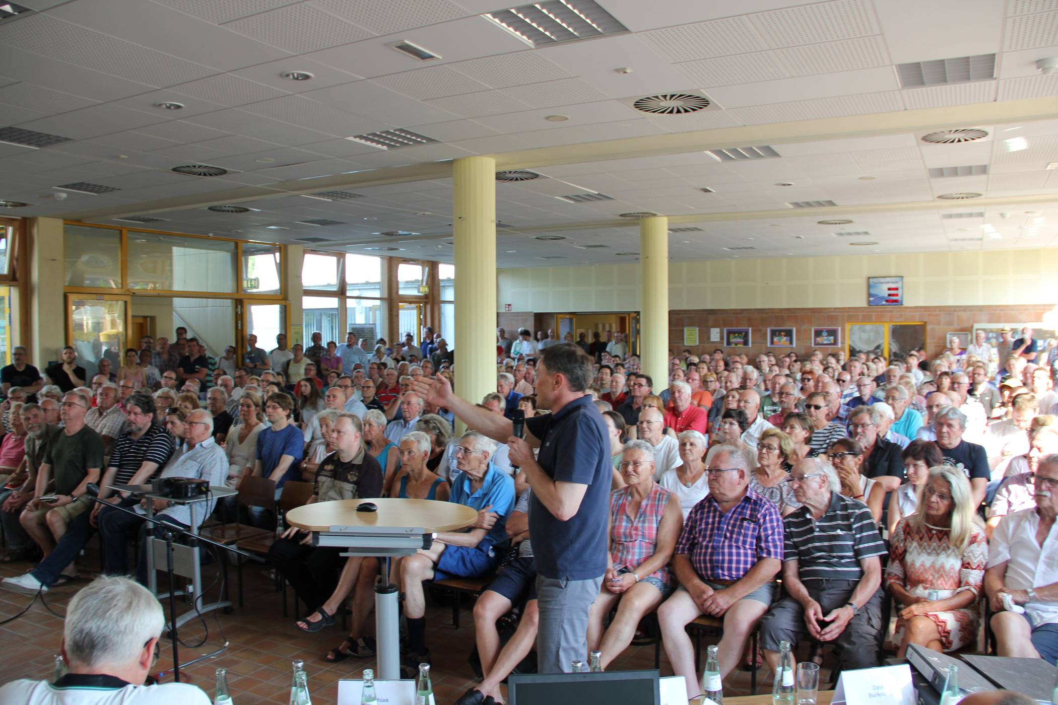  Rund 450 Meerbuscher schauten in der Aula der Grundschule am Wienenweg vorbei. Und es wird einiges dauern: Bis 2025 sollen die Arbeiten abgeschlossen sein. 
