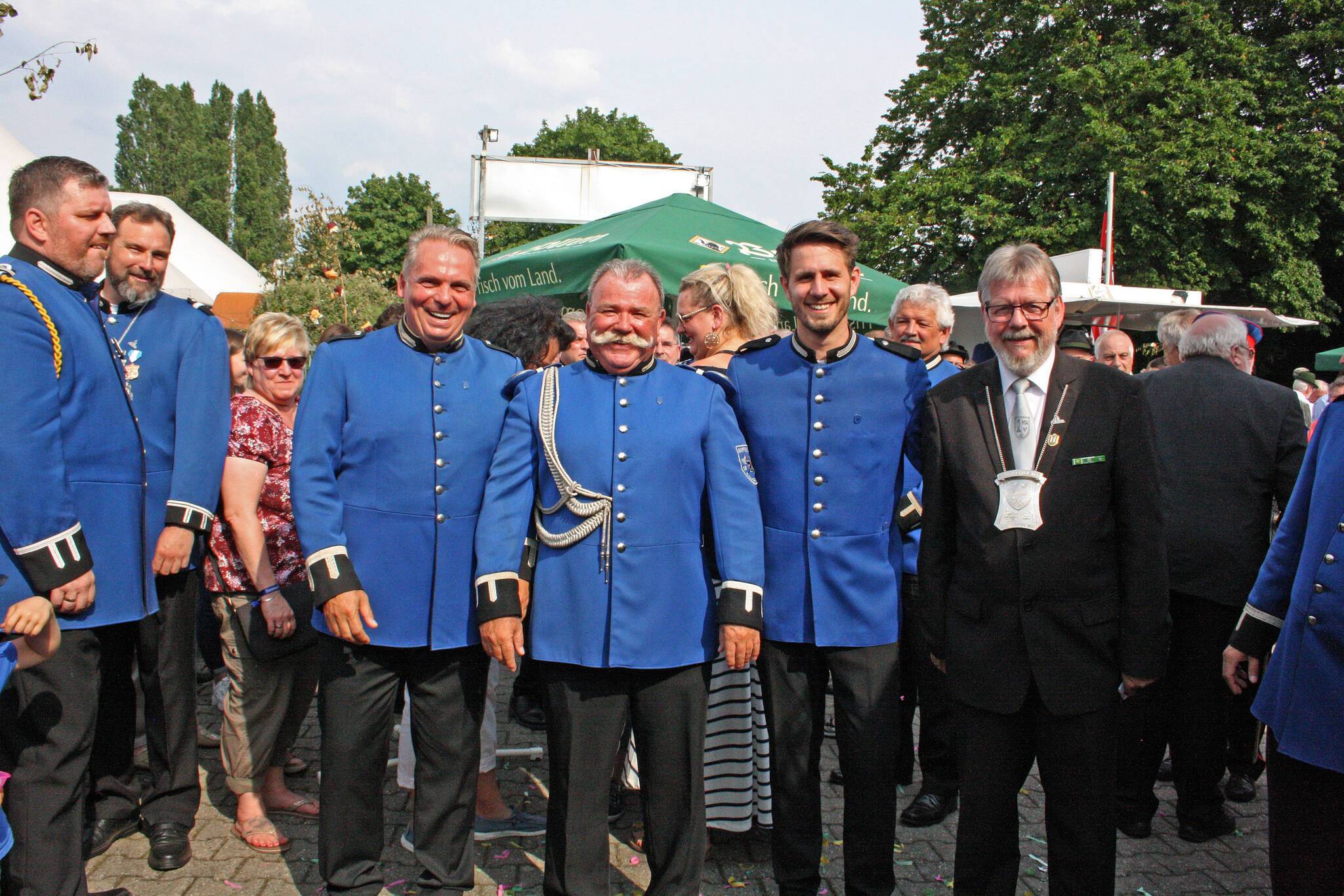  Das neue Königshaus: Ernährungsminister Guido Wyes, König Horst Meyer, Finanzminister Bastian Plum und der 2. Brudermeister Werner Braun freuen sich über den Erfolg des Vogelschuss‘. 
