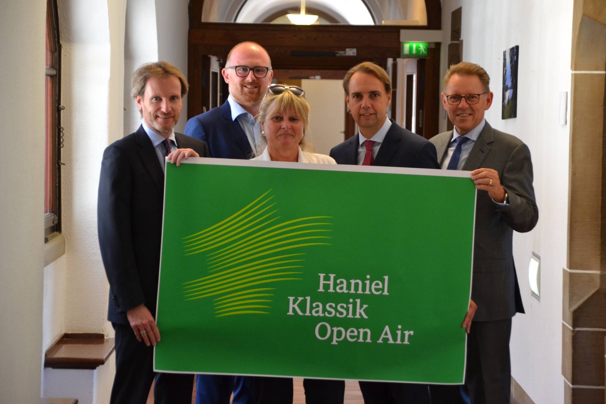  Thomas Schmidt, Oberbürgermeister Sören Link,  Jutta Stolle, Florian Funck und Stephan Gemkow von Haniel machten schon mal kräftig Werbung fürs Klassik-Open-Air vorm Stadttheater. 