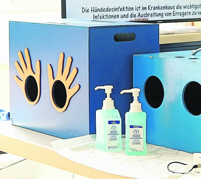  Beim Händedesinfektions-Selbsttest können Besucher den Blick in die sogenannte „Black Box“ wagen.  