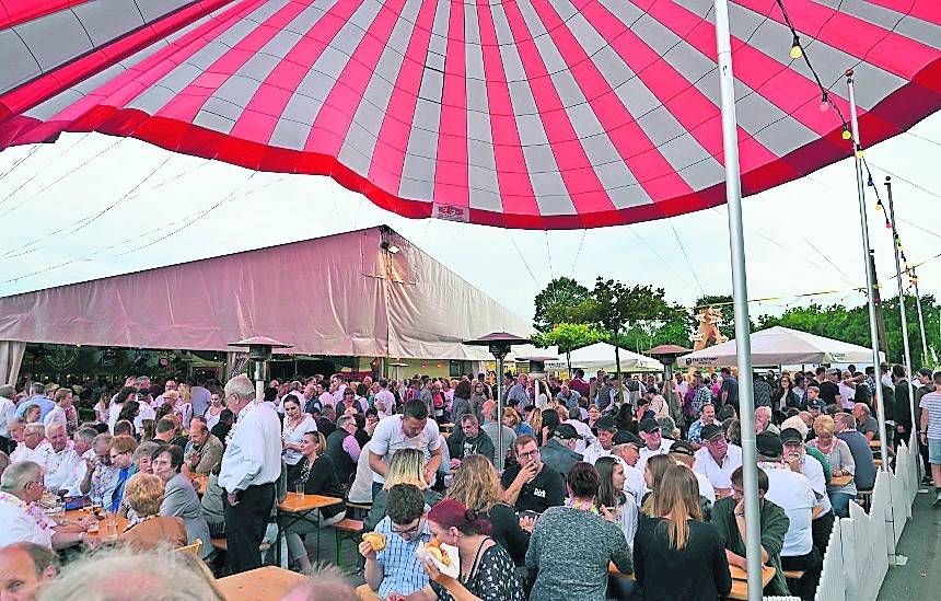 Im Freien können es sich die Besucher unter den Fallschirmen gemütlich machen.