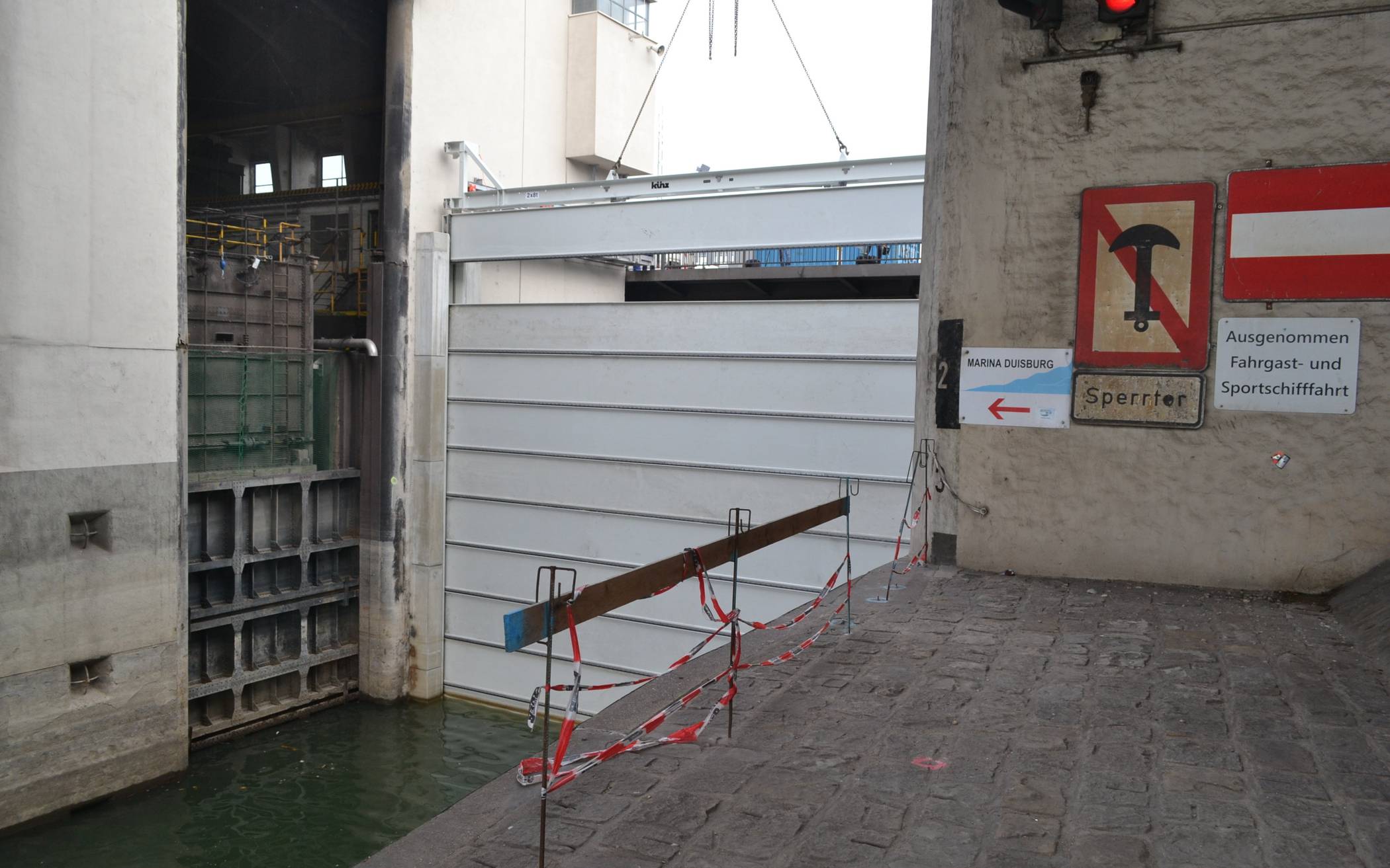 Der Dammbalkenverschluss hinterm Sperrtor Marientor im