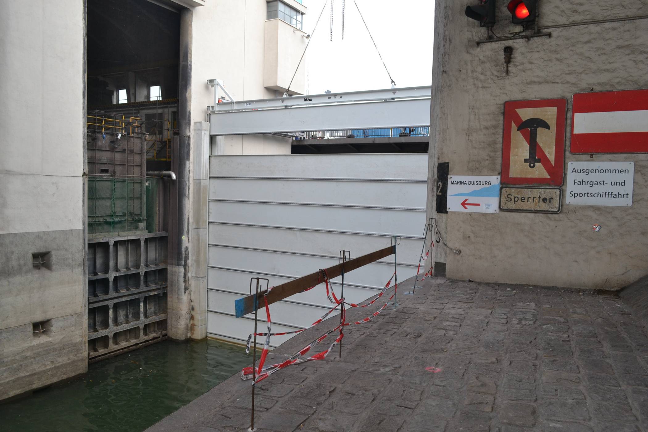  Der Dammbalkenverschluss hinterm Sperrtor Marientor im Probebetrieb. Links zu sehen ist eine der Betonführungen, die jetzt mit einem Anprallschutz gesichert werden sollen. 
