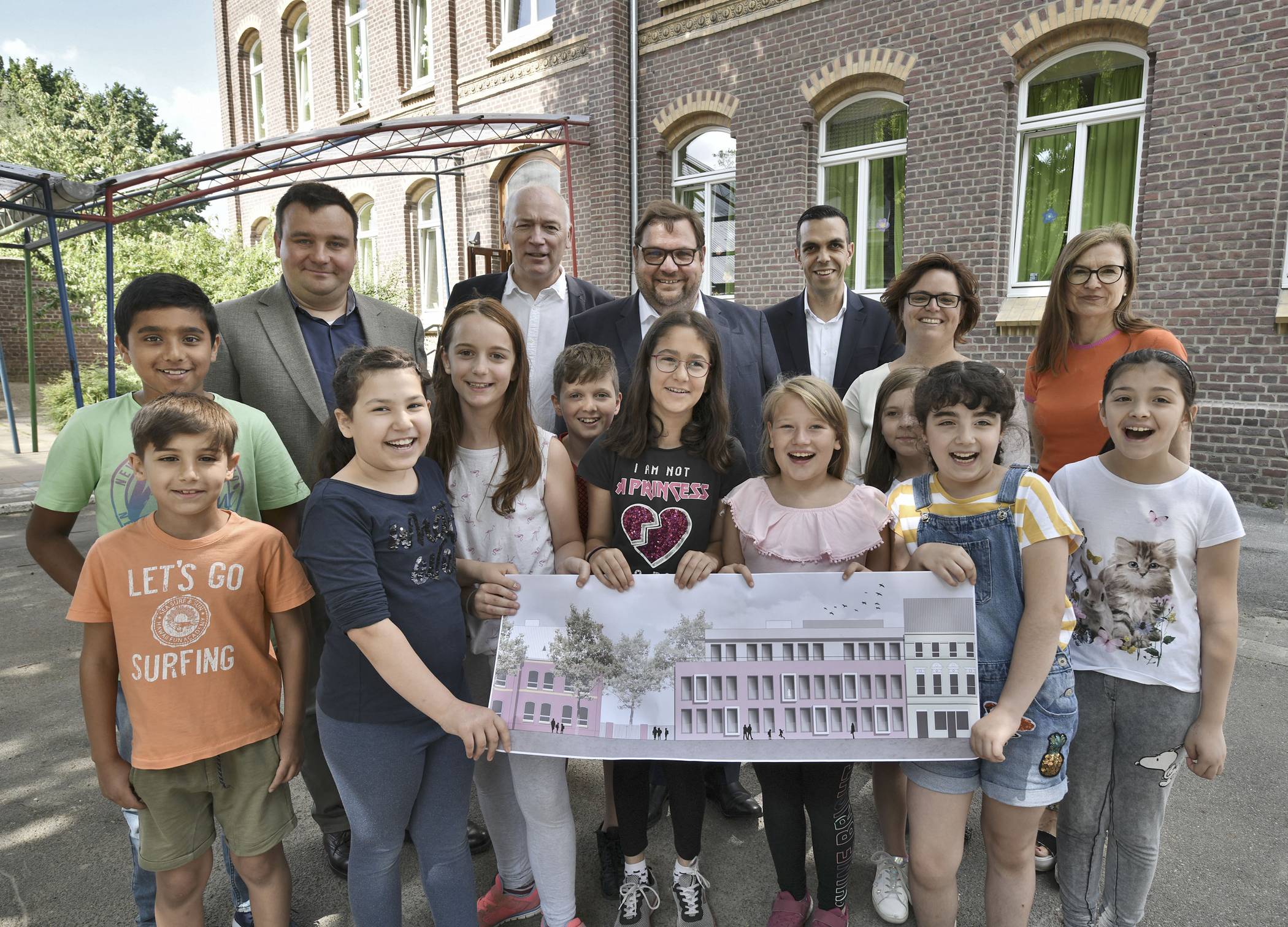  Stellten den Zwischenstand bei der Schulsanierung und Neubauten in der Regenbogenschule an der Gladbacher Straße vor: (v.l.) Beigeordneter Markus Schön, Fachbereichsleiter Schule Jürgen Maas, Oberbürgermeister Frank Meyer, Fachbereichsleiter Gebäudemanagement Rachid Jaghou, die kommissarische Schulleiterin Nadine Fahl, und Projektleiterin Vera Fuchs vom Gebäudemanagement. Die Schüler zeigen eine Zeichnung des Neubaus an der Regenbogenschule 