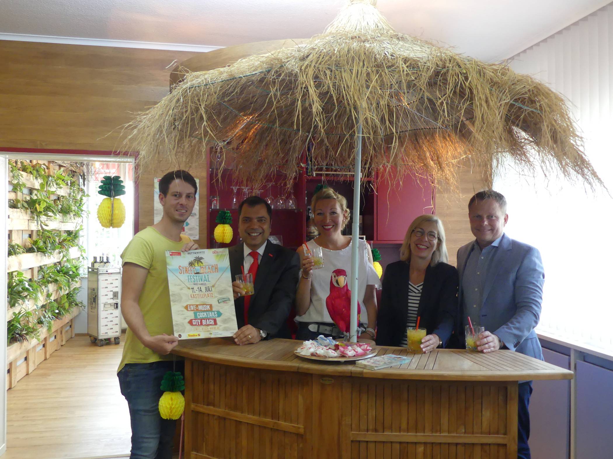  Karibik-Feeling bei der Pressekonferenz im Derpart Reisebüro (v.l.) : Alexander Binevitch (Just Festivals), Giovanni Malaponti (Sparkasse am Niederrhein), Sabine Blum und Marion Fett-Walter (Fett und Wirtz) sowie Michael Wittmann (Derpart Reisebüro). 