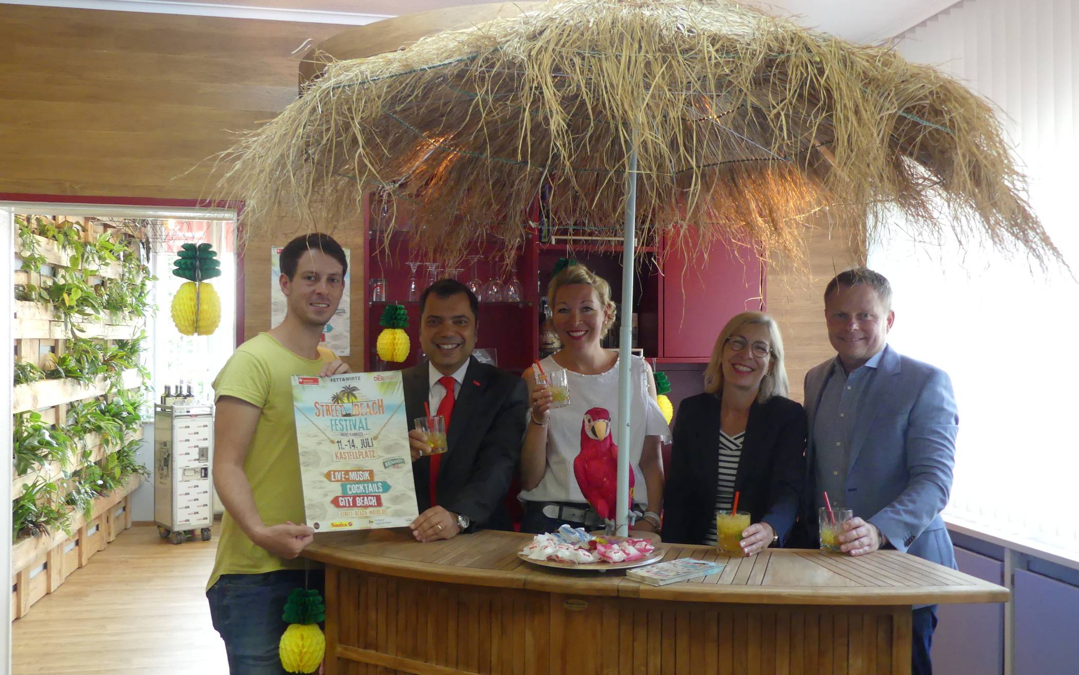 Karibik-Feeling bei der Pressekonferenz im Derpart Reisebüro (v.l.) : Alexander Binevitch (Just Festival), Giovanni Malaponti (Sparkasse am Niederrhein), Sabine Blum und Marion Fett-Walter (Fett <amp/> Wirtz) und Michael Wittmann (Derpart Reisebüro).