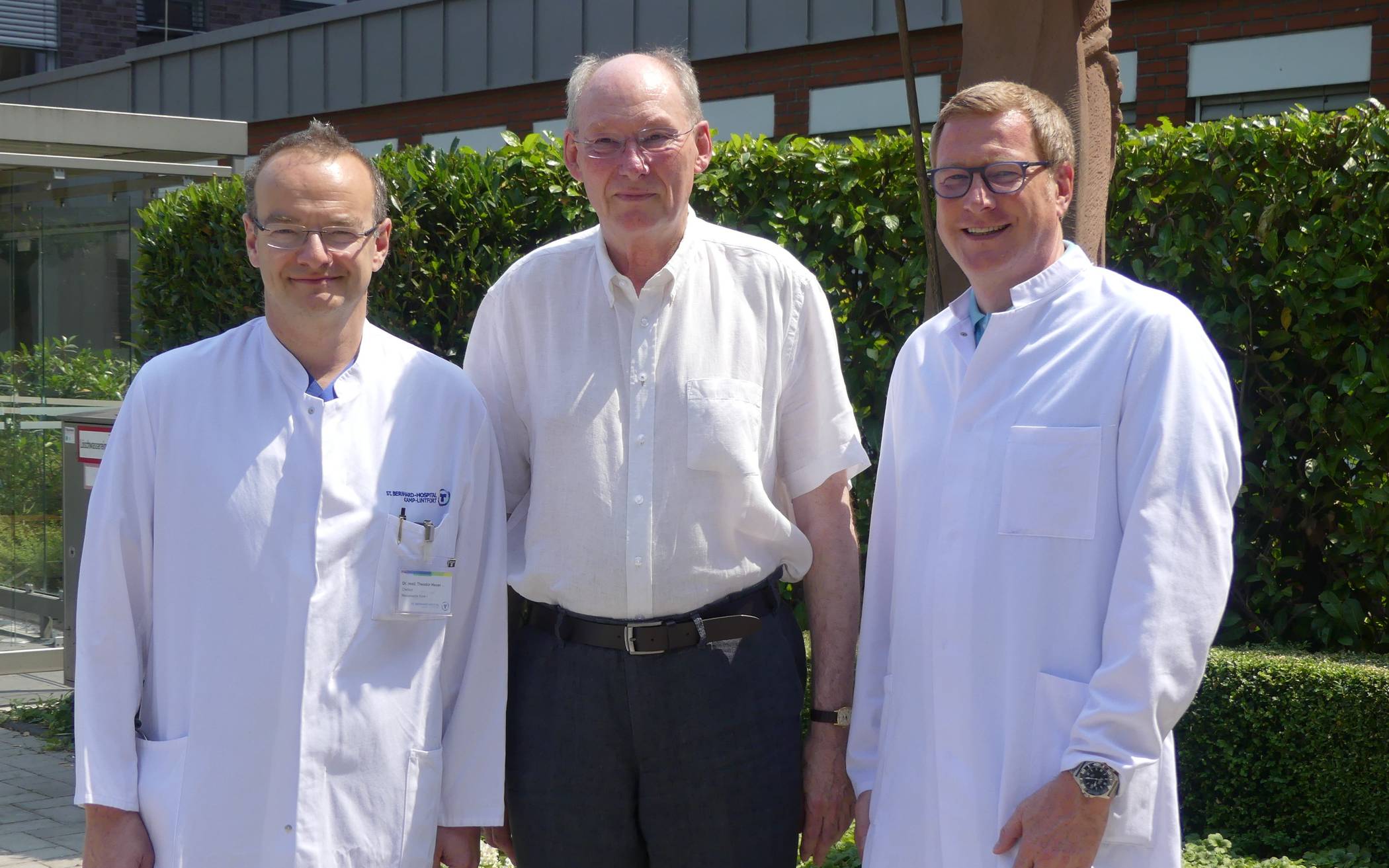 Dr. med. Theodor Heuer, Patient Reinhard Ulbrich, Dr. med. Ulrich Bauser (vl).