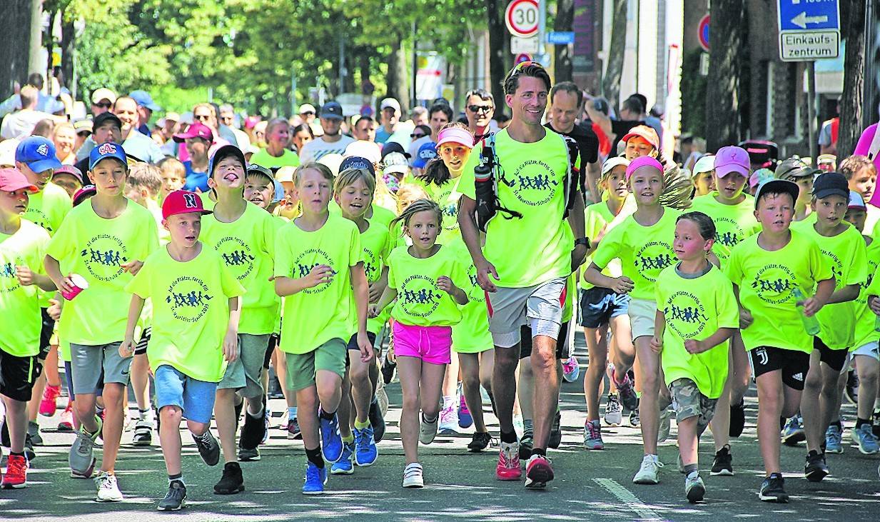  Unter dem Motto „Auf die Plätze, fertig, fit!“ hat Extremsportler Philip Mes zusammen mit den Schülerinnen und Schülern der Städtischen St. Mauritiusschule trainiert.