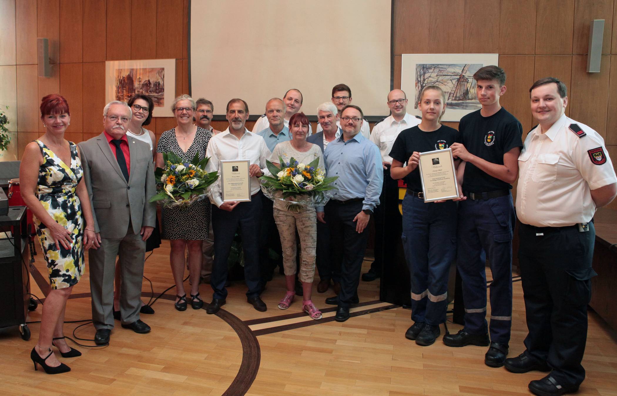  Jurymitglieder und die Vertreter der Preisträger versammelten sich zum Gruppenfoto im Ratssaal in Homberg. 