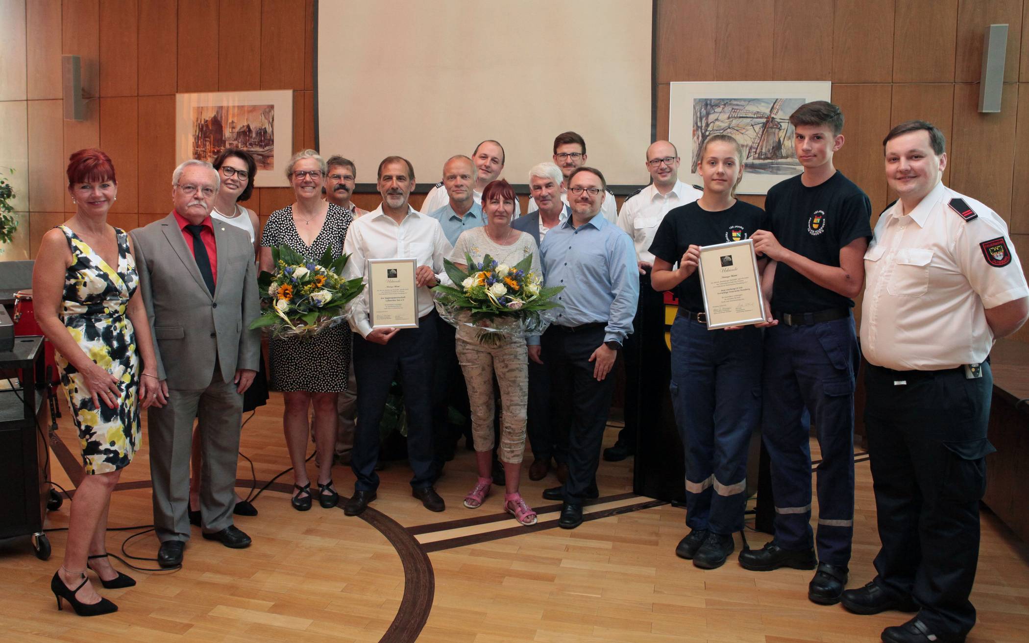 Jurymitglieder und die Vertreter der Preisträger versammelten sich zum Gruppenfoto im Ratssaal in Homberg.