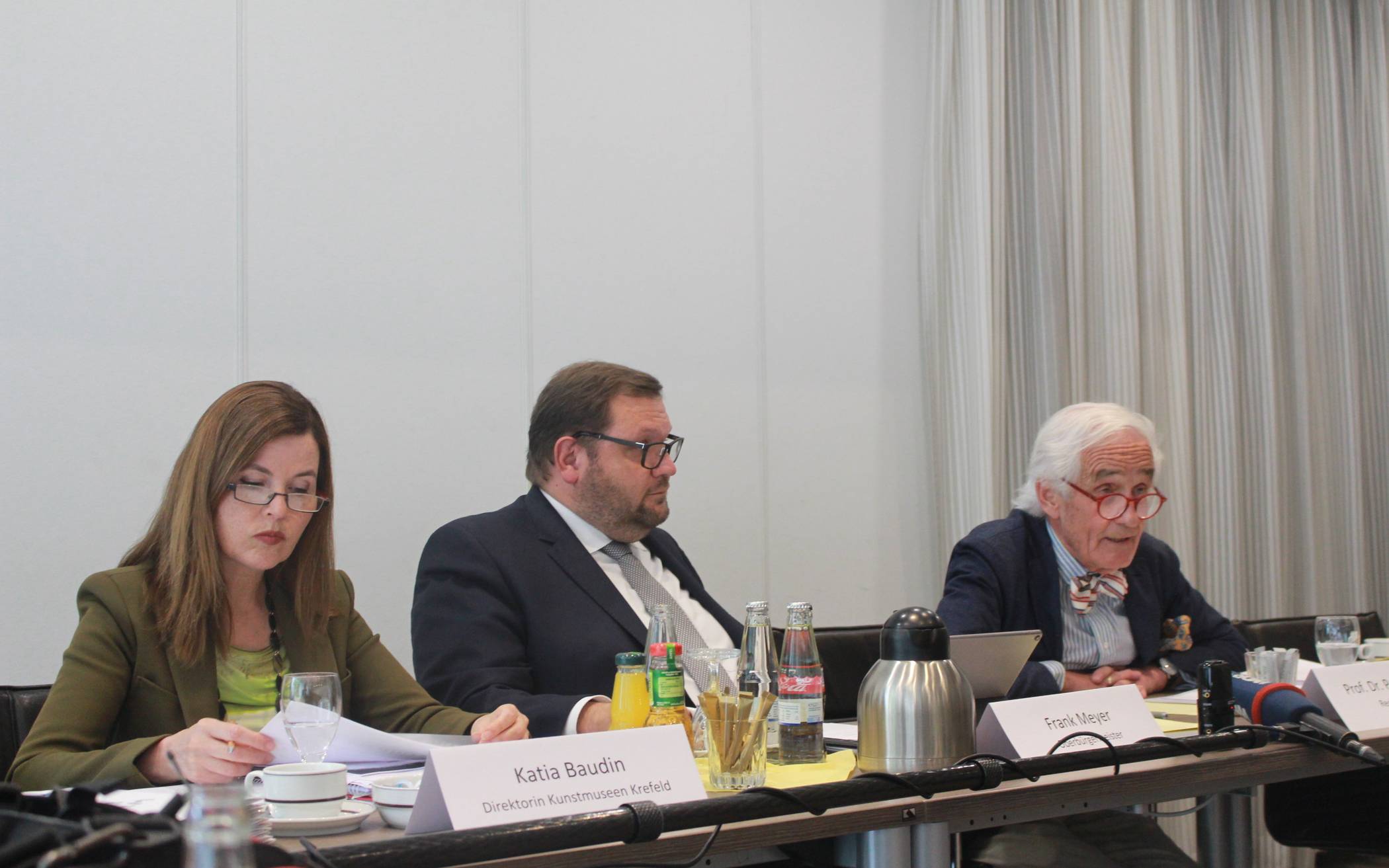 Ernste Gesichter: Oberbürgermeister Frank Meyer (Mitte)