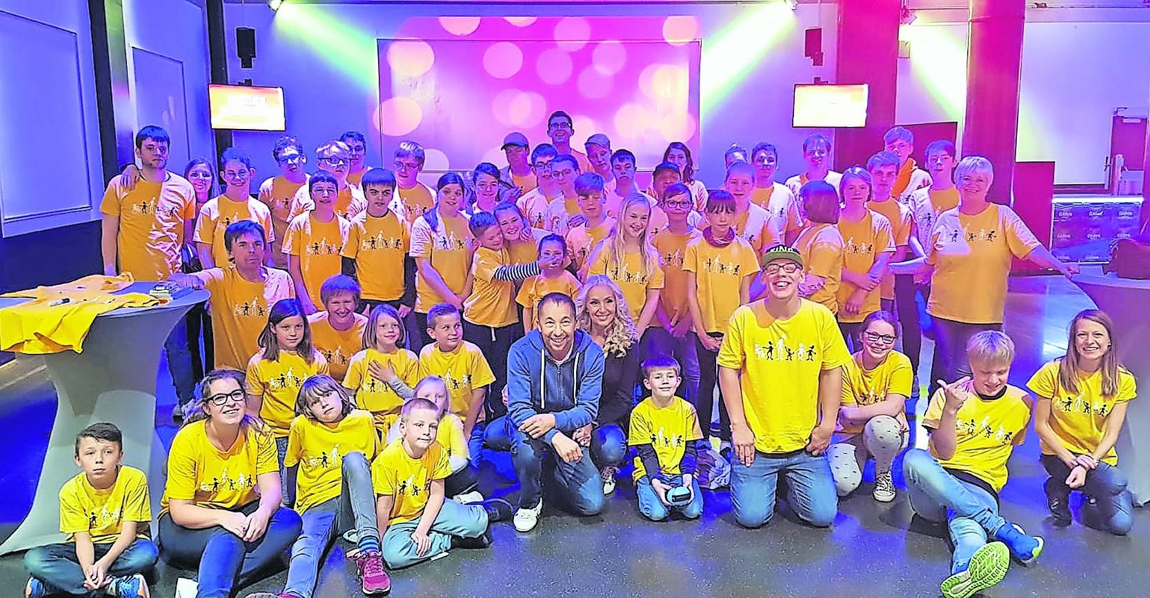  Ddie „Integrativen Gruppen“ des TV Schiefbahn konnte jetzt DJ Bobo vor und hinter der Bühne live erleben. 