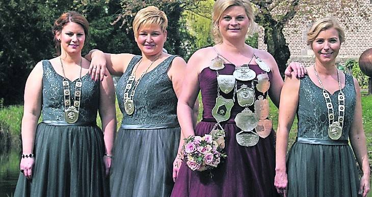 Königin Anika I. Klöters (2. v. r) mit ihren Ministerinnen Sandra Vollberg (2. v. l.) und Jessica Hellwig (rechts) sowie mit Königsoffizier Nicole Neiser (links).