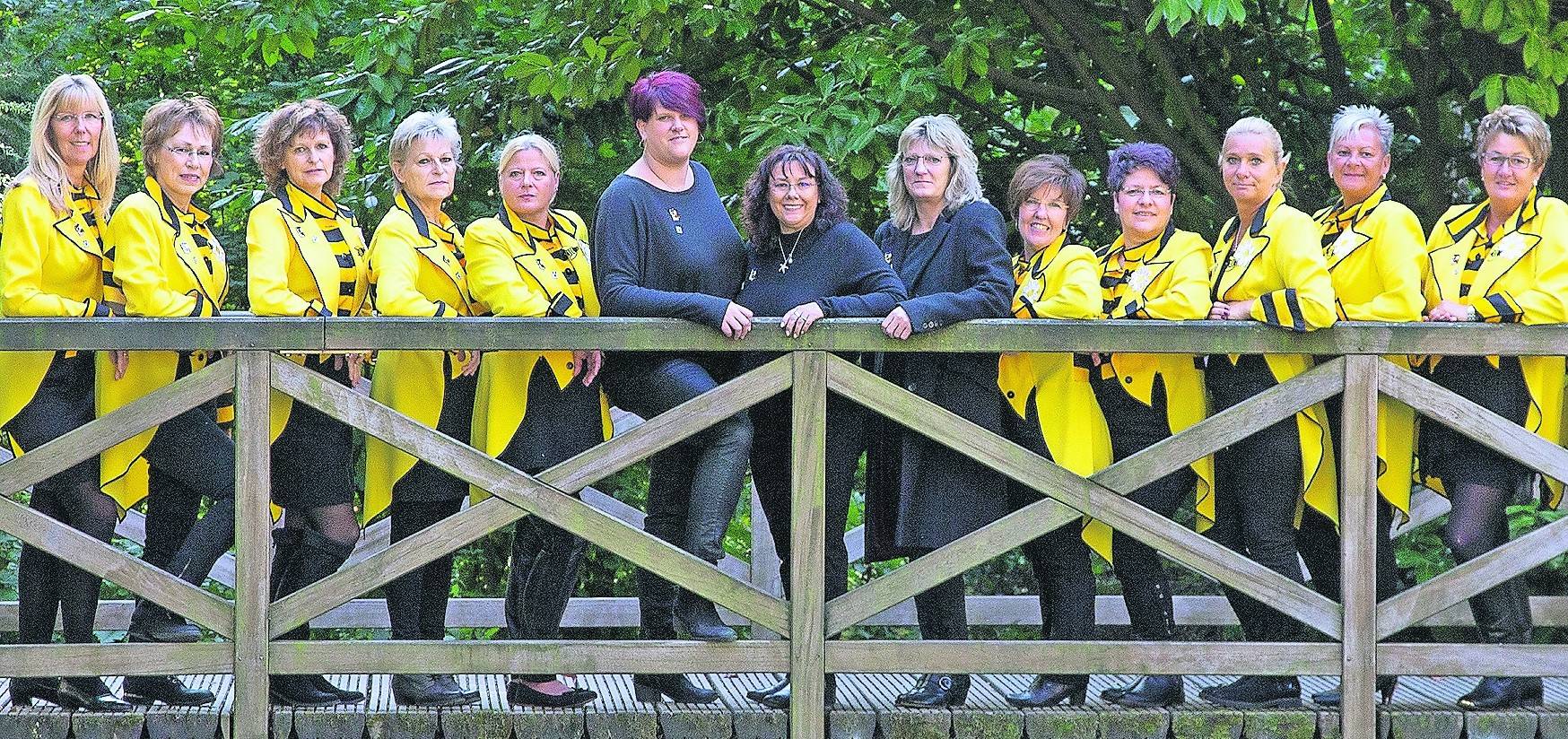 Die Niersbienen schauten jetzt bei ihrer Jahreshauptversammlung auf eine sehr erfolgreiche Jubiläumssession zurück. Ein weiterer Punkt der Tagesordnung war die Neuwahl des gesamten Vorstands. Das Ergebnis war nicht überraschend. Der Vorstand wurde komplett bestätigt: Vorsitzende bleibt Sonja Peiffer, Stellvertretende Vorsitzende Inge Frey, Kassenführerin Silvia Bergmann, Schriftführerin Angelika Lennartz und Pressewartin Manuela Lackmann. Neu gewählt wurde die 2. Kassenprüferin Elke Bratschke. Da in diesem Jahr die beiden Damensitzungen schnell ausgebucht waren, wurde beschlossen auch im kommenden Jahr zwei Sitzungen anzubieten. Die Termine lauten: Montag, 17. Februar 2020, und Dienstag, 18. Februar 2020, jeweils um 16.11 Uhr. Die Sitzung am Montag ist bereits ausverkauft, für die Sitzung am Dienstag sind noch Reservierungen möglich. Telefonisch oder über WhatsApp bei Petra Joosten (0157–50987881) sowie online unter www.niersbienen.de.