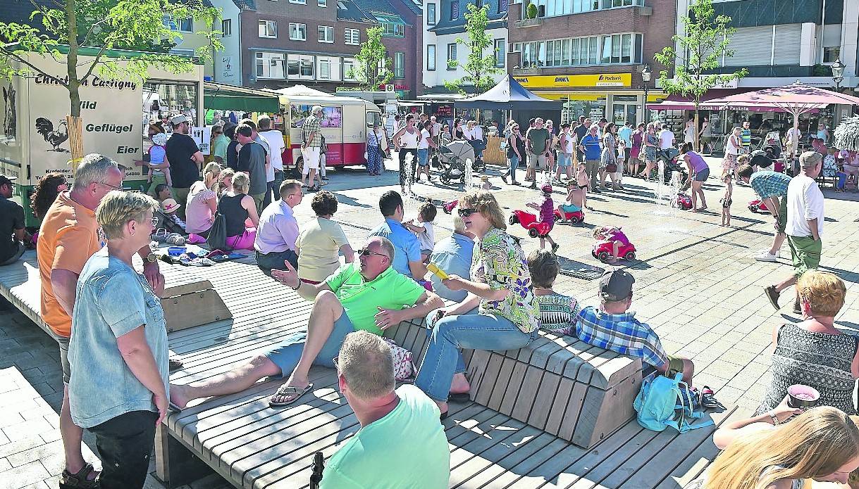Der erste Feierabendmarkt war ein voller Erfolg. Viele Besucher nutzten die Gelegenheit auch zu einem Plausch mit Freunden. Das Fontänenfeld war der Anziehungspunkt für die Kinder.