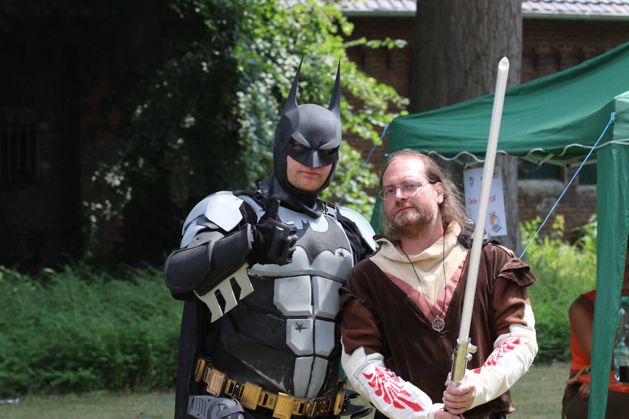 Auch „Helden zum Anfassen“ waren beim Sommerfest und standen bei der Canon Fotobox bereit.