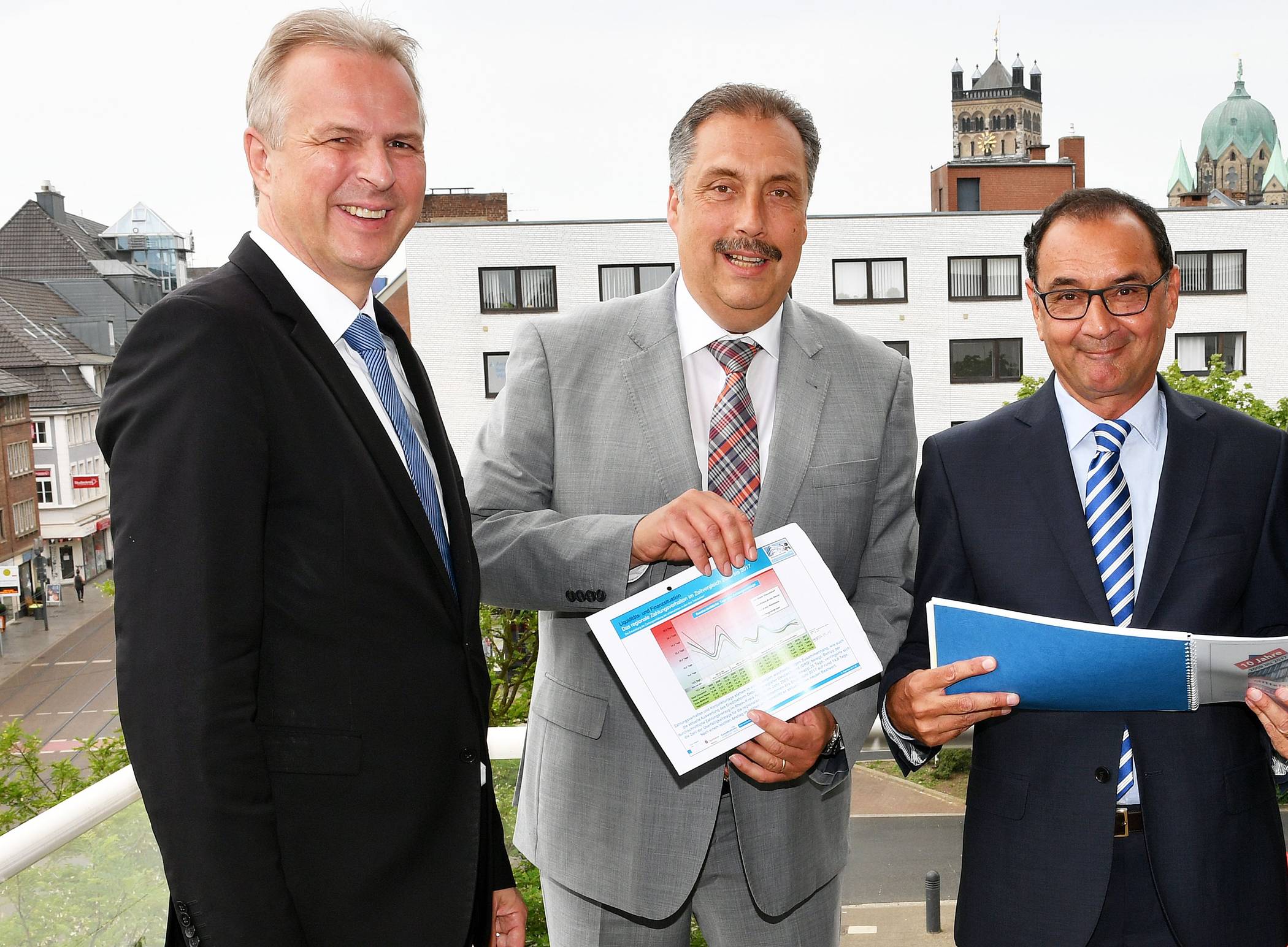 Dirk Brügge, Stephan Meiser und Chris Proios (v.l.n.r.) mit dem Fragebogen für das Mittelstandsbarometer 2019