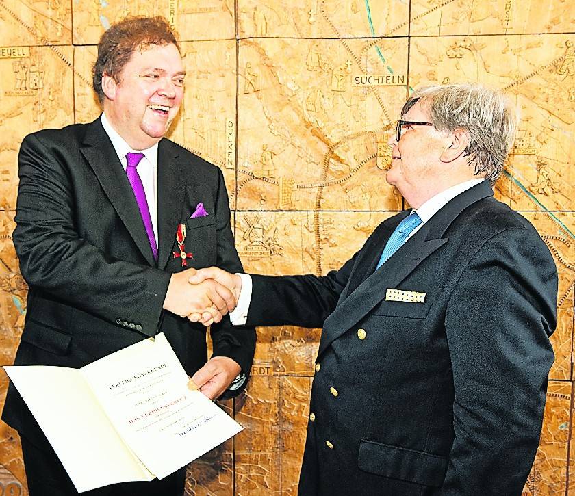  Der stellvertretende Landrat Hans Josef Kampe (rechts) gratuliert Armin Juncker zum Verdienstkreuz am Bande der Bundesrepublik Deutschland. 