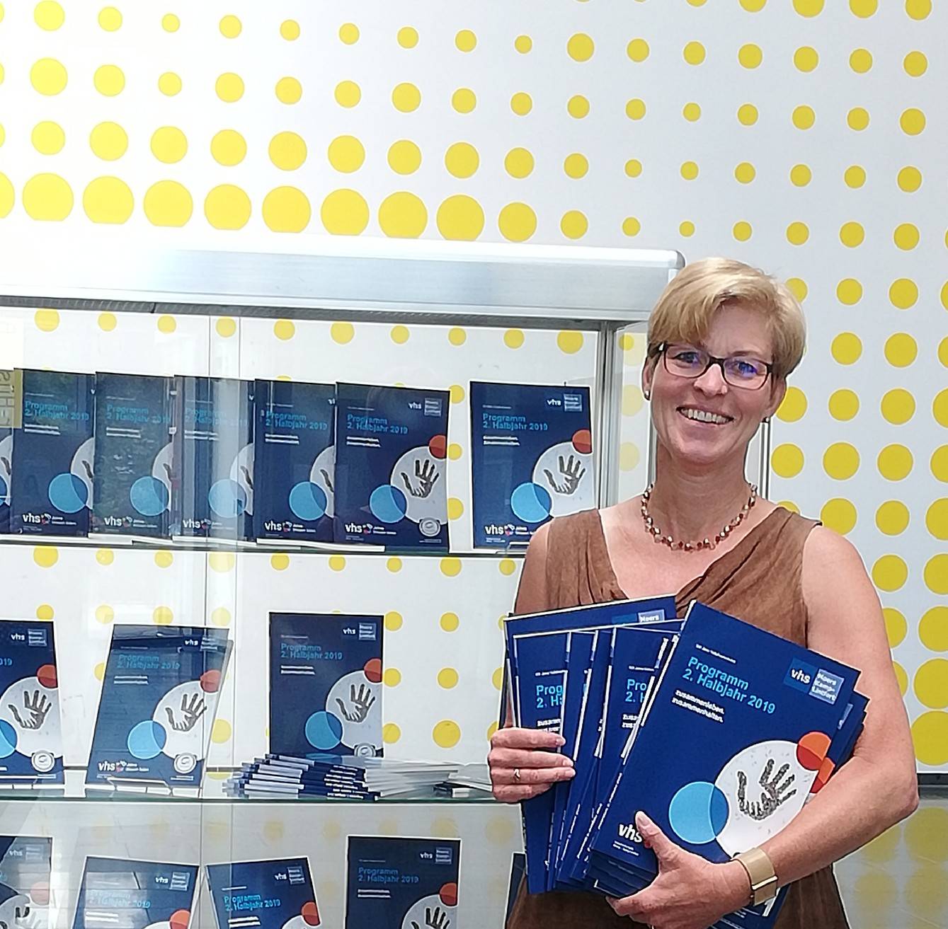 vhs-Leiterin Beate Schiren-Ohl präsentiert das Programm für das Herbstsemester 2019.