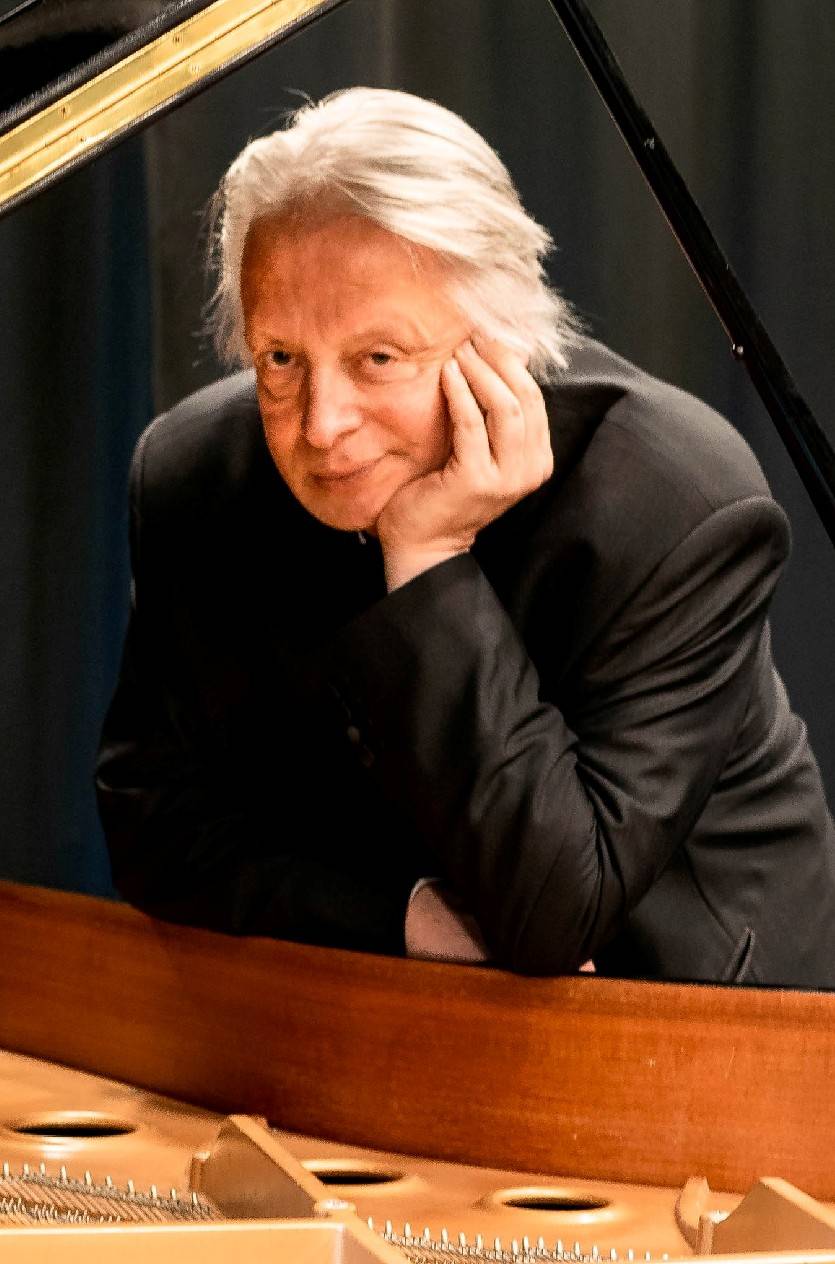 Pianist Michael Decker organisiert Veranstaltungen zugunsten „Save the children“.