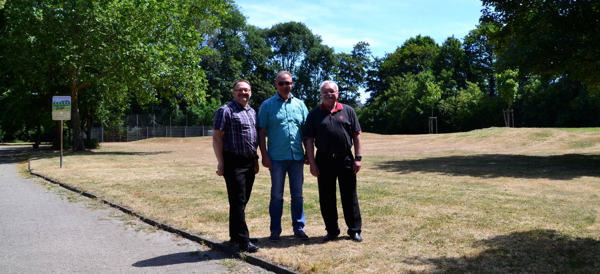 Auf einer Hügelwiese am Ende des „Spielplatzes Poststraße“ unmittelbar am Seniorenzentrum „Haus am Sandberg“ an der Kirchstraße in Hochheide, soll 2020 ein Seniorenspielplatz entstehen. Markus Dorok (Bezirksmanager, l), Markus Ostermann (Bereichsleiter der Wirtschaftsbetriebe, m) und Hans-Joachim Paschmann (Bezirksbürgermeister, r) stellten die Planungen vor.