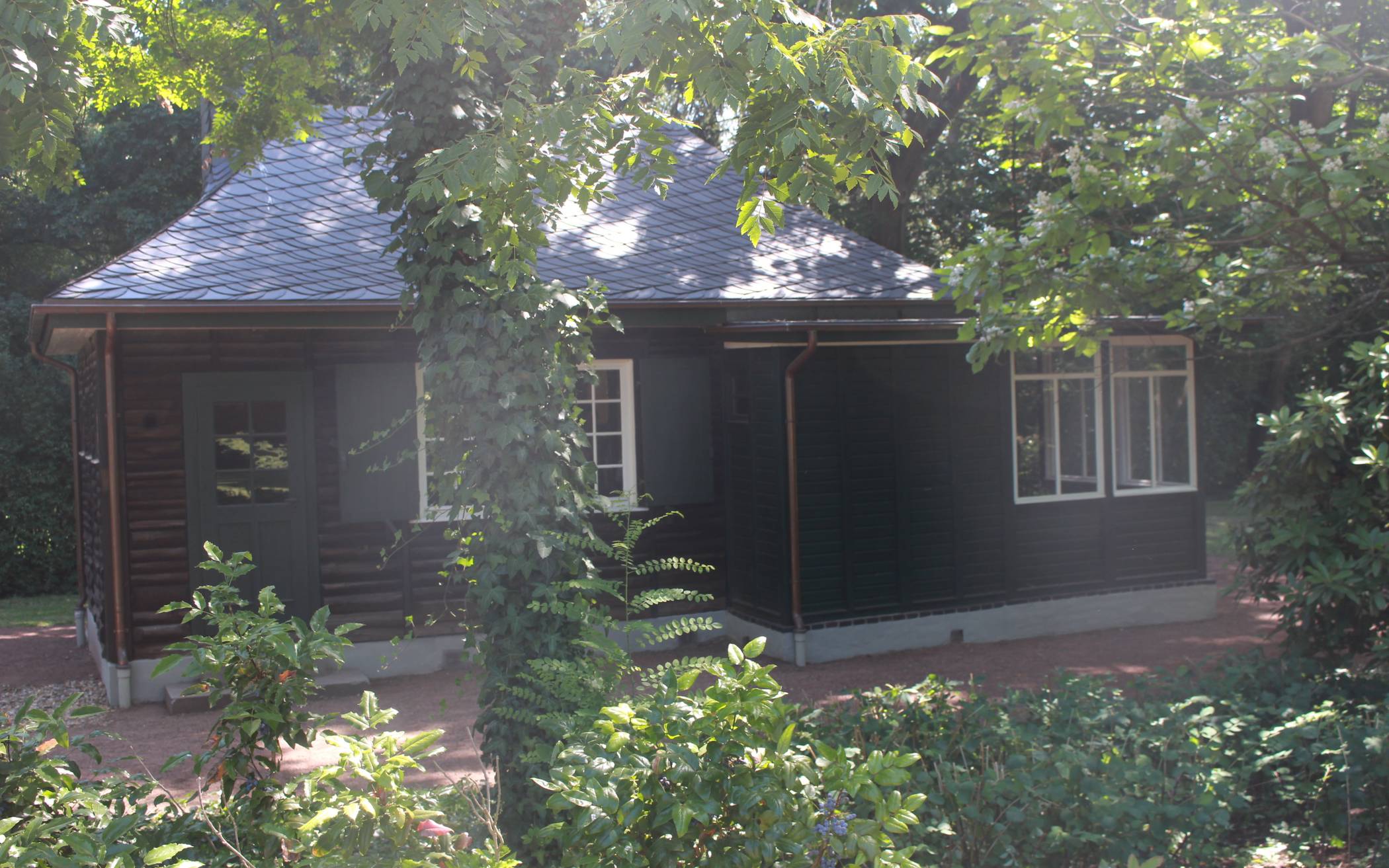 Idyllisch: Das Gartenhäuschen im Park wird