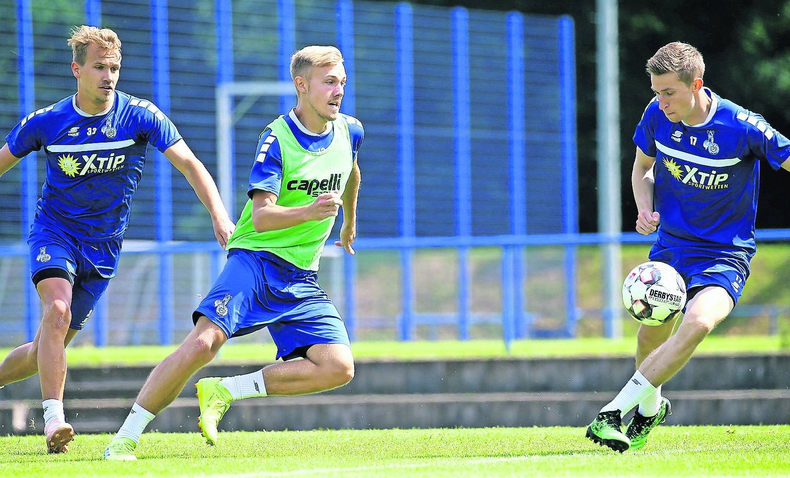 Zentrale Figur: Lukas Daschner im Trainingsduell mit Lukas Boeder (links) und Arne Sicker (rechts).