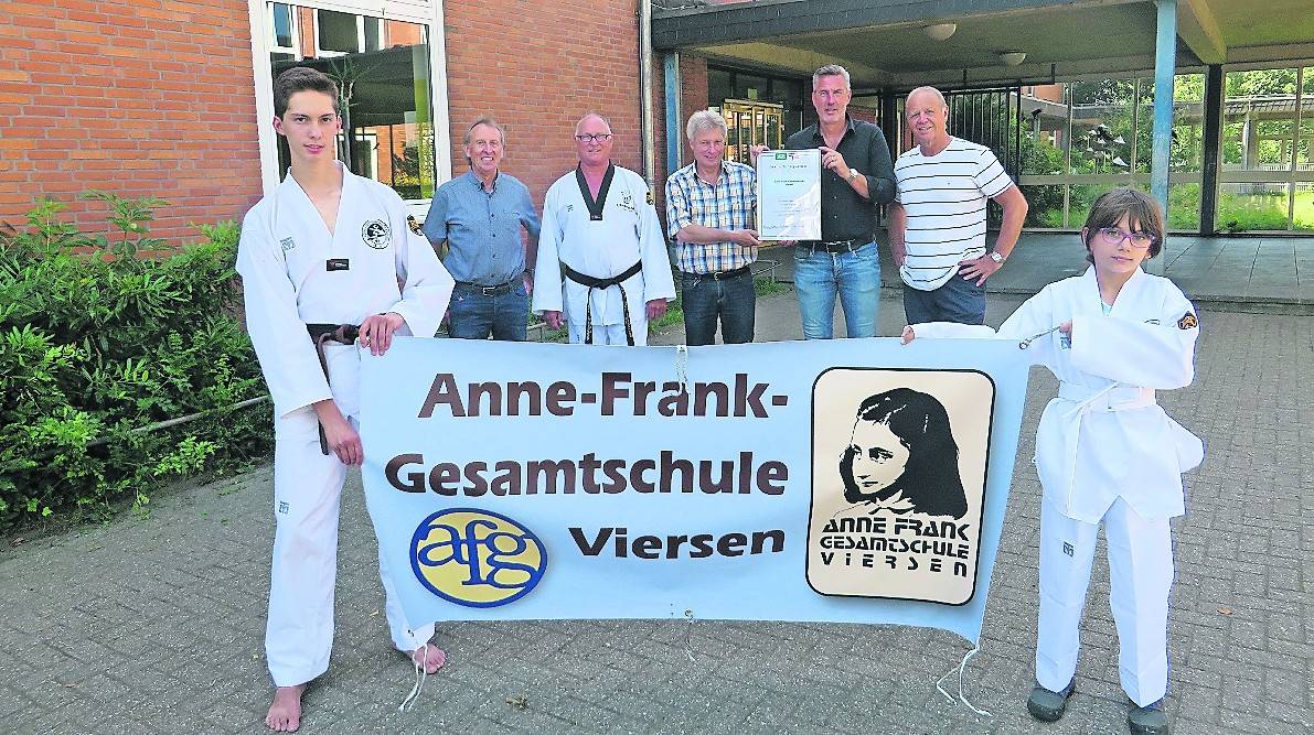 Nach der Unterzeichnung des Kooperationsvertrags (v.l.): Matthias Schneider (Didaktischer Leiter), Thomas Schneider, Dr. Martin Landman (Schulleiter), Dieter Finken (AOK), Bernd Greven (Fachvorsitzender) und vorne Melinda Rimkus und Julian Lückertz.