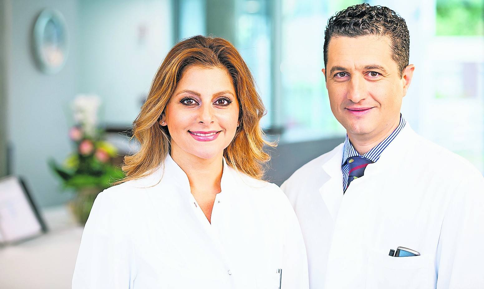   Oberärztin Dr. Katrin Vossoughi gilt bundesweit als Expertin in der Brust- und Gesichtschirurgie. Sie hat gemeinsam mit Chefarzt PD Dr. Panagiotis Theodorou das Zentrum für Schönheitsmedizin „Panaesthetics“ gegründet. 