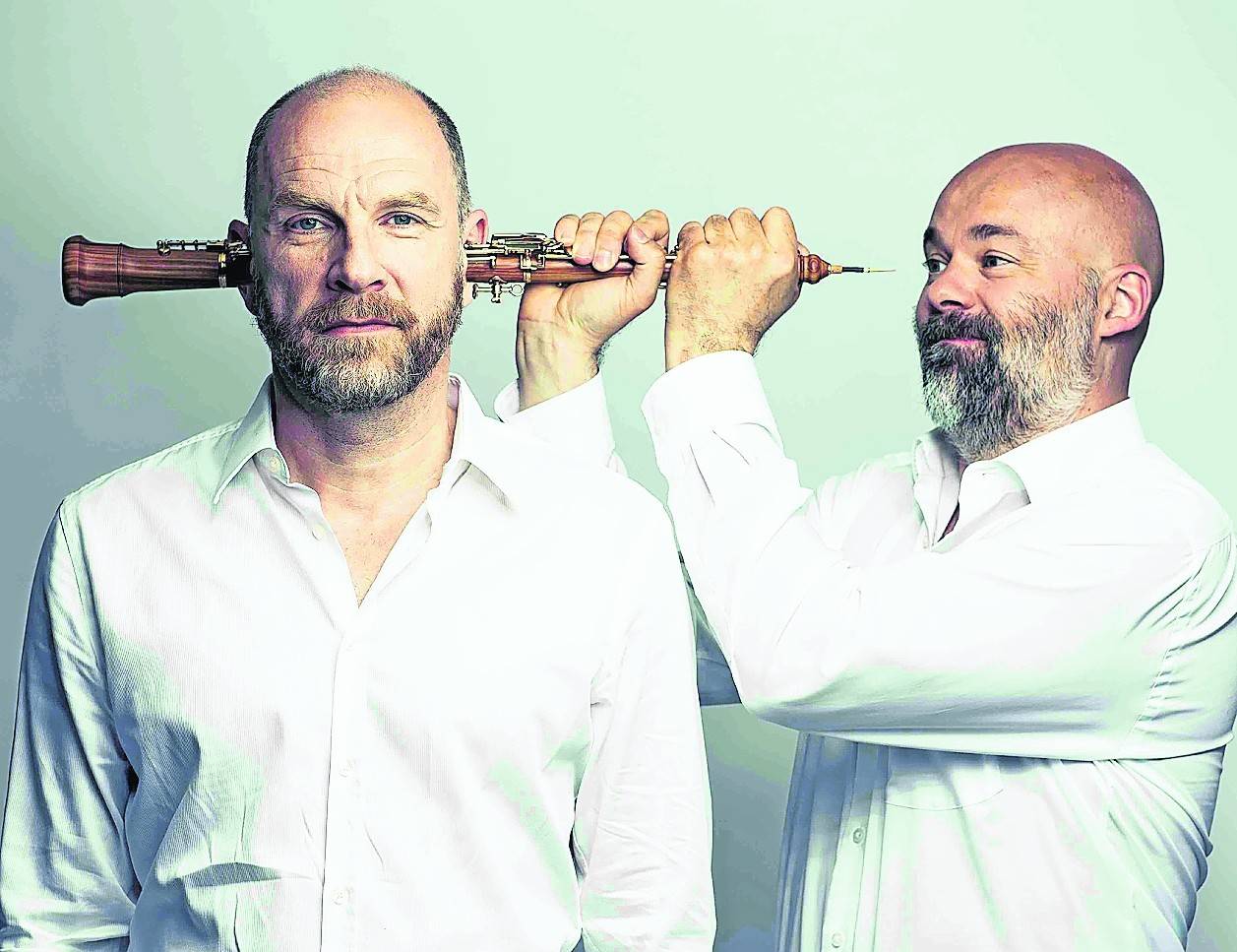  Götz Schubert (links) ist eines der prominenten Gesichter im Theaterspielplan der Stadt Nettetal. Zusammen mit Manuel Munzlinger trägt er die „Geschichten von der allgemeinen Undurchschaubarkeit“ in der evangelischen Kirche in Hinsbeck vor. 