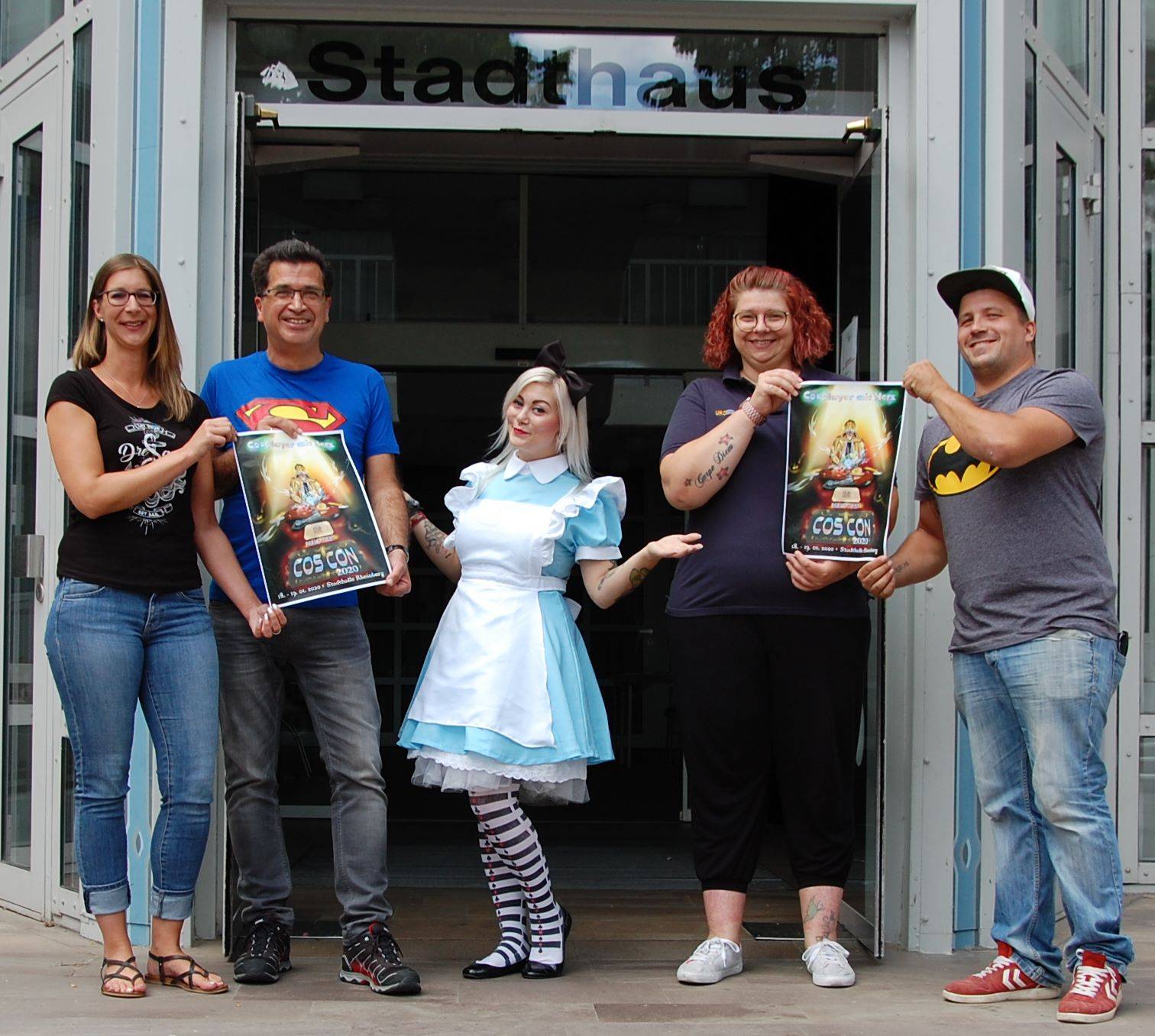  Es freuen sich auf die außergewöhnliche Benefiz-Veranstaltung (v. l.): Ute Lomme (Stadtmanagement Stadt Rheinberg), Bürgermeister Frank Tatzel, Jess van Hell – oder besser bekannt als Alice im Wunderland, Antje Heythaus (Kinder-Palliativteam Sternenboot des Universitätsklinikums Düsseldorf) und Filip Zalewski (Organisator). 