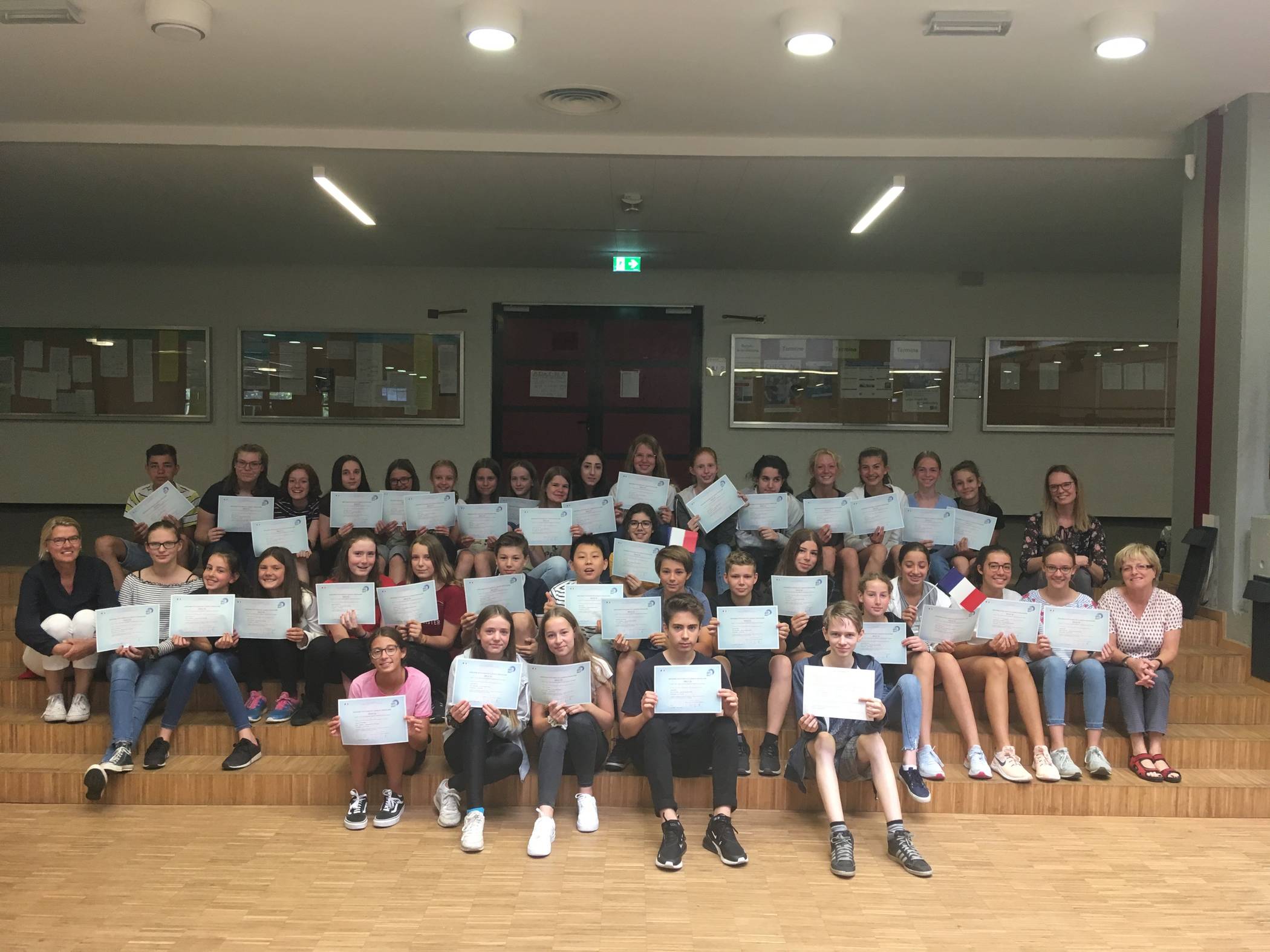 Vierzig Schülerinnen und Schüler der Klassenstufen 6 bis Q2 des Städtischen Meerbusch Gymnasiums haben jetzt ihre Zertifikatsprüfung Französisch bestanden.