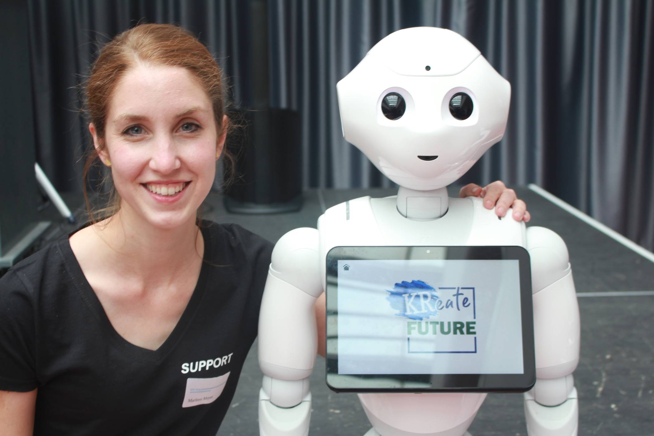  Ziemlich beste Freunde: Marleen Meyer von der Krefelder Wirtschaftsförderungsgesellschaft hat keine Berührungsängste mit dem Roboter der Firma ShowBotiXX. Auf Knopfdruck kann er sogar tanzen. Das bewies er eindrucksvoll in der Mediothek. 