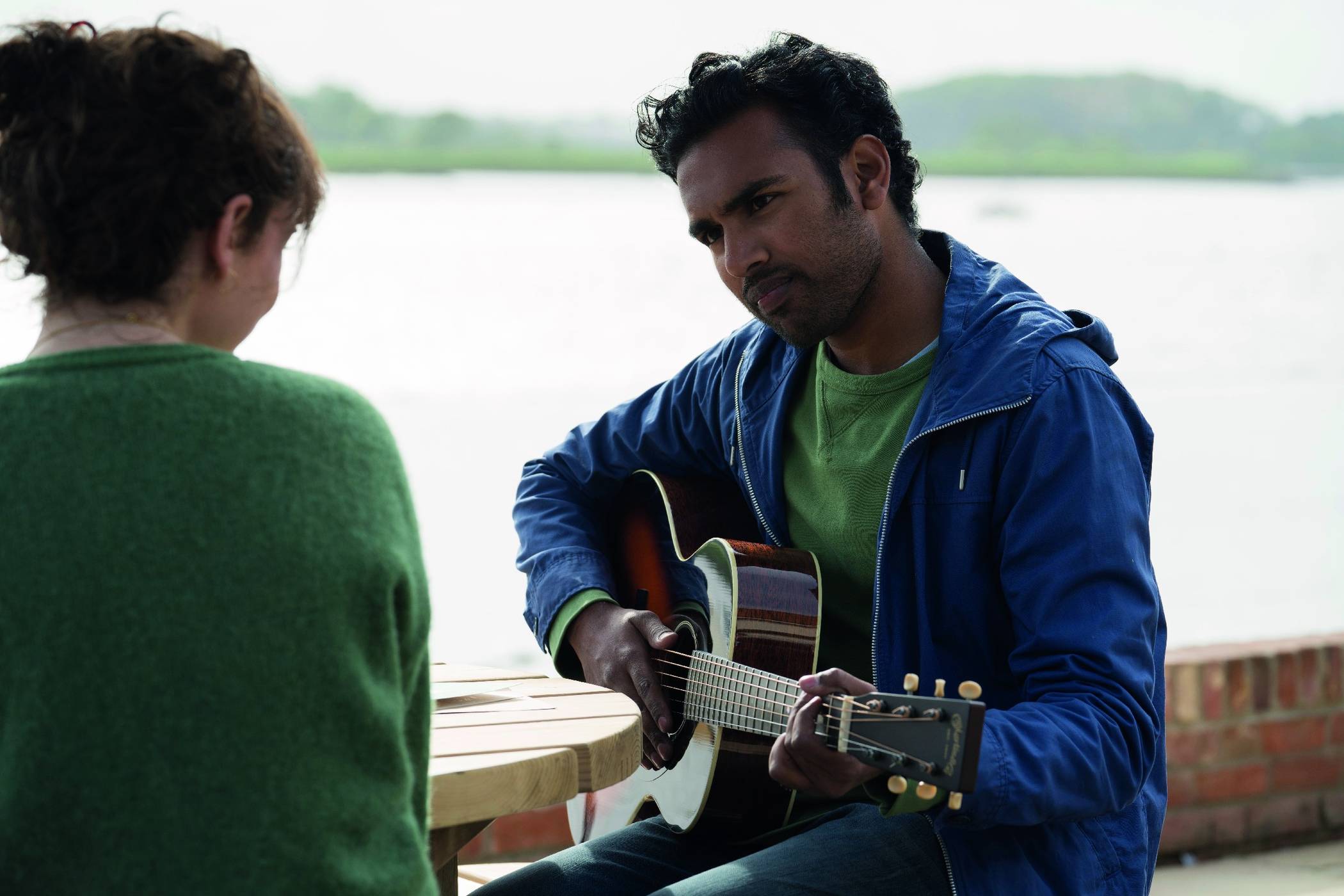 Songwriter Jack Malik (Himesh Patel) kommt plötzlich ganz groß raus – mit den Hits der Beatles, die auf einmal niemand mehr zu kennen scheint, zumindest niemand außer ihm selbst.