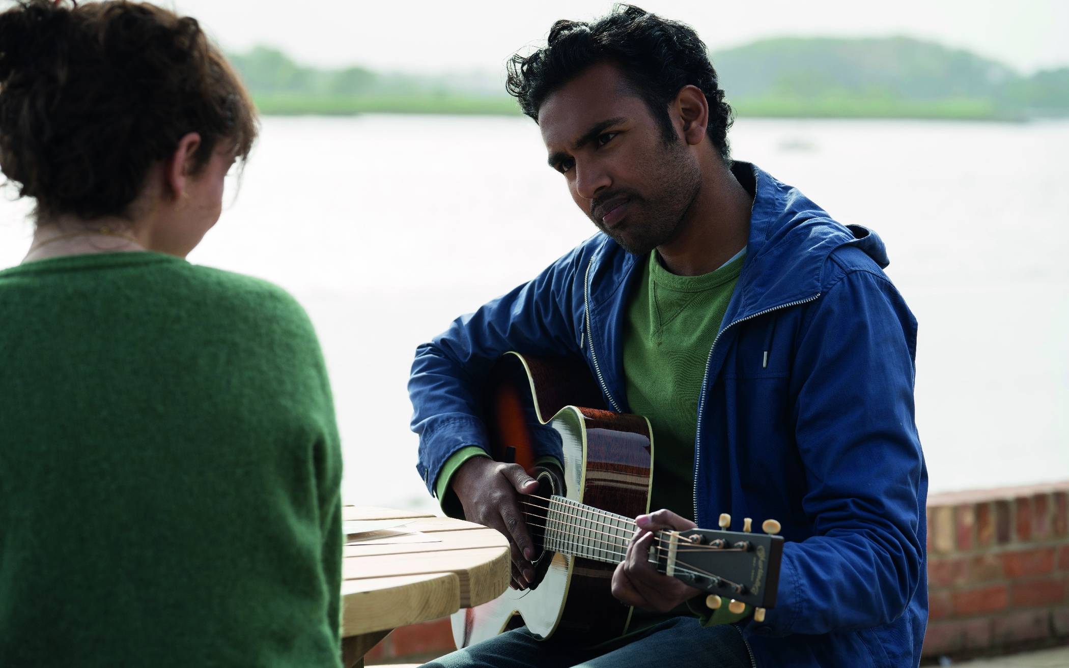 Songwriter Jack Malik (Himesh Patel) kommt plötzlich ganz groß raus – mit den Hits der Beatles, die auf einmal niemand mehr zu kennen scheint, zumindest niemand außer ihm selbst.