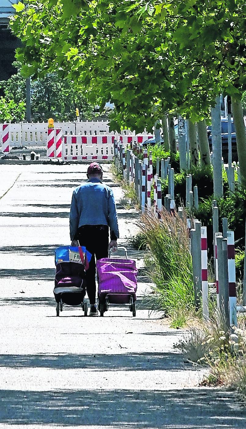 Je nach Bushaltestelle müssen die Tafelkunden, von denen viele gesundheitliche Probleme haben, über einen Kilometer „querfeldein“ laufen. Oliver Nothers (kl. Foto) sammelt Unterschriften für eine Haltestelle vor der Tafel.
