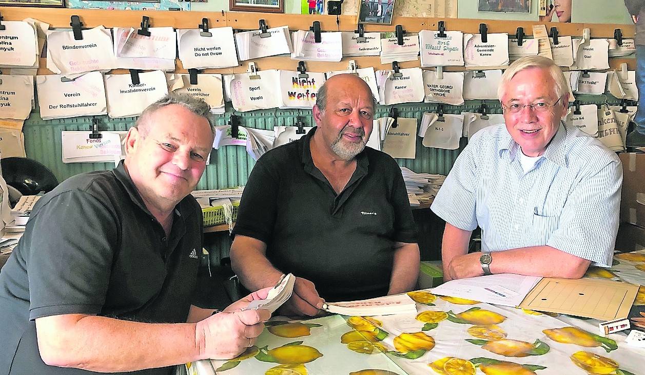  Ein Teil der „Freunde von Kanew“: Pressewart Bernd Stapels, Mohammed Faruqui und Paul Schrömbges, erster Vorsitzender. 