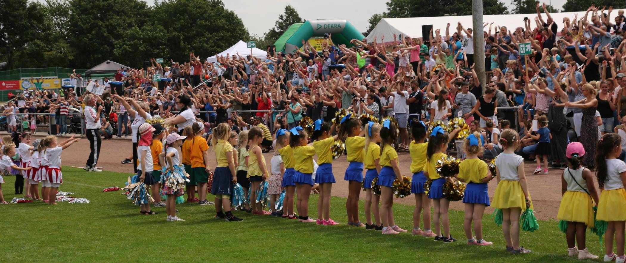  Auf dem St. Huberter Sportplatz ging es hoch her: Über 100 Cheerleader feuerten die Spielerinnen und Spieler an und sorgten beim Publikum für Stimmung. 