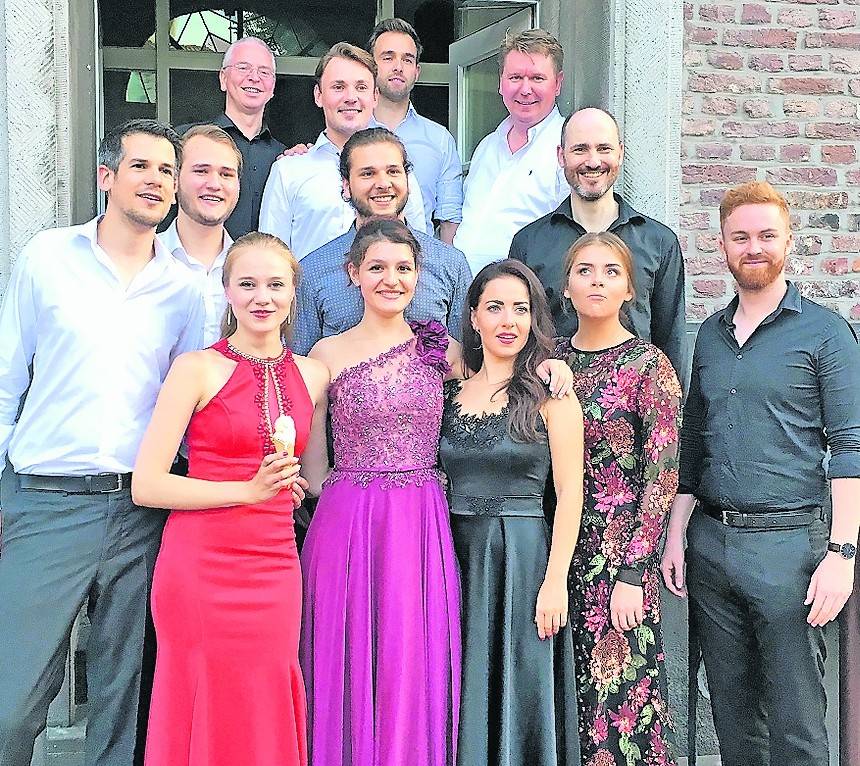 Schüler von Thomas Heyers bei einer Abschlusspräsentation.