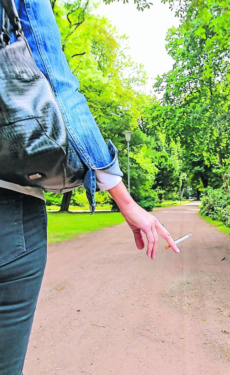 Rauchend spazieren gehen durch den Bunten Garten – soll das künftig unter Strafe stehen?