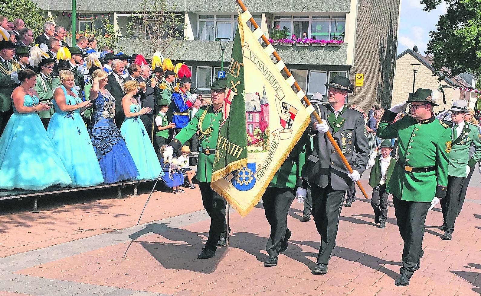  Mit militärischem Gruß nahm Königin Anika Klöters (dunkelblaues Kleid) die Parade des Neersener Schützenregiments ab. 