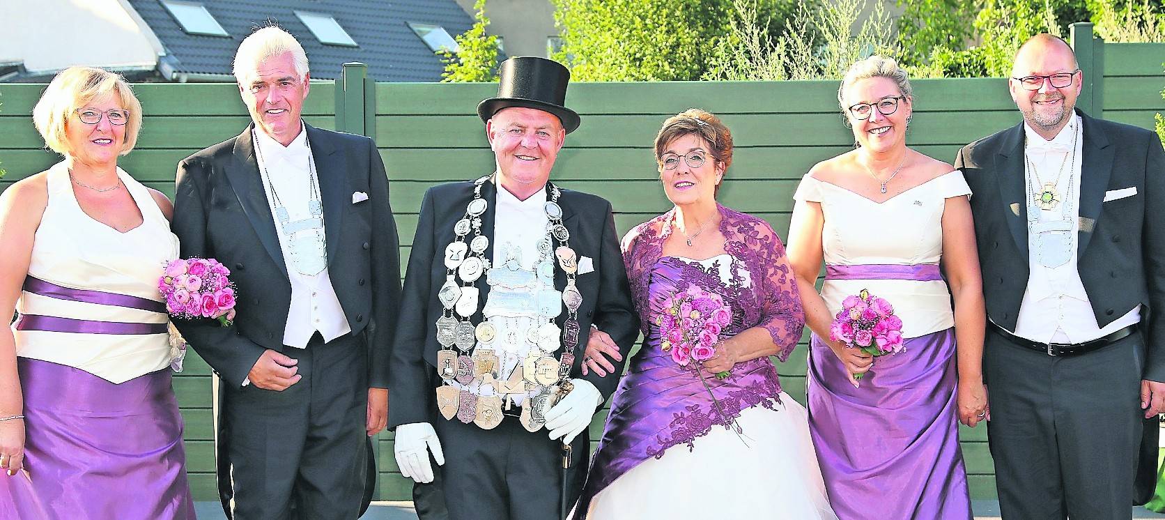 Wolfgang III. Dille und Königin Petra II. (Mitte) umrahmt von den beiden Ministerpaaren.