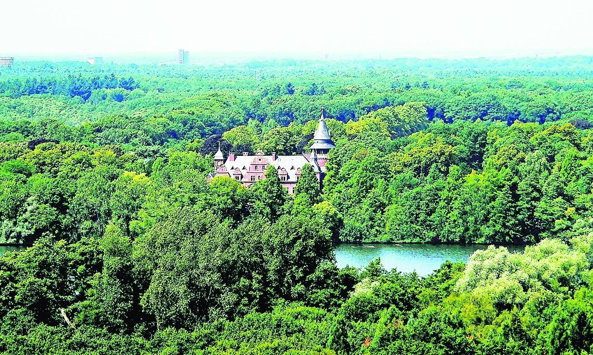 Romantische Pracht oder nur ein Trugbild? Der Klimawandel wird die Stadt Nettetal nicht ausschließen, nur weil Schloss Krickenbeck so herrlich im Naturpark Schwalm-Nette eingebettet ist. Im Hintergrund die Skyline der Cradle-to-Cradle-Stadt Venlo.