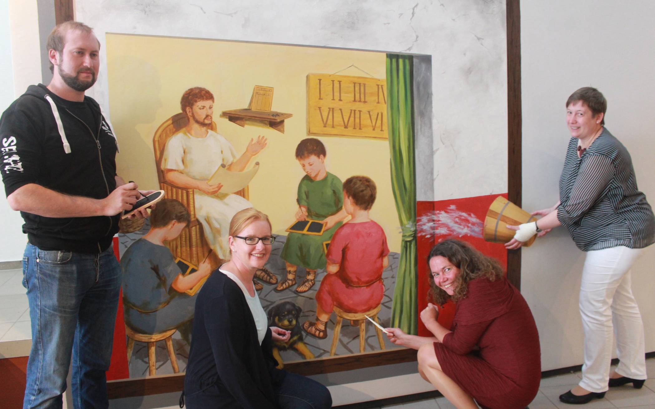 Auf spielerisch-humorvolle Weise führen Museumsdirektorin Dr.